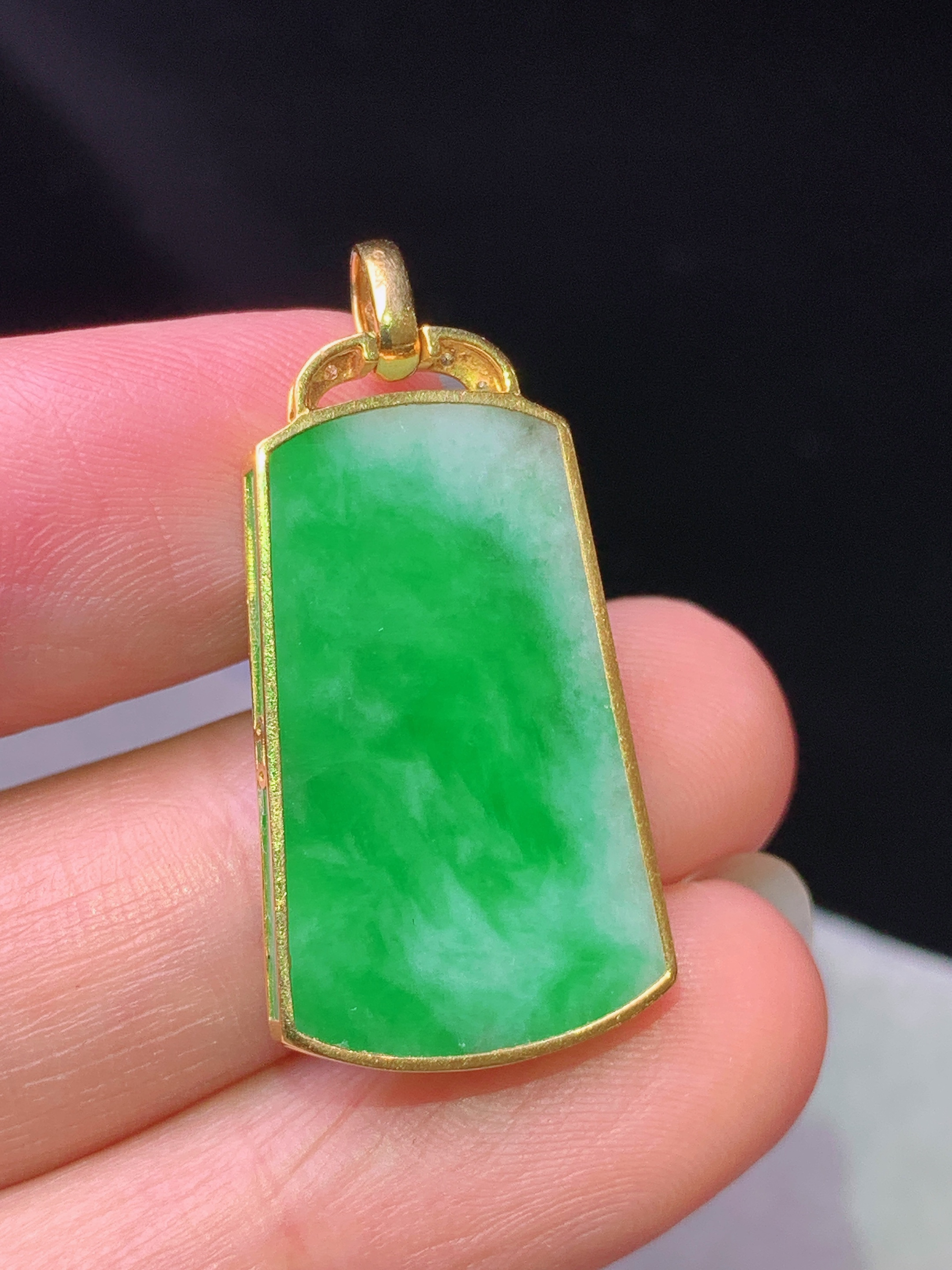 18k金钻镶嵌阳绿无事牌吊坠 玉质细腻 色泽艳丽清新 水润亮眼 整体尺寸32.2*15.5*2.8L4