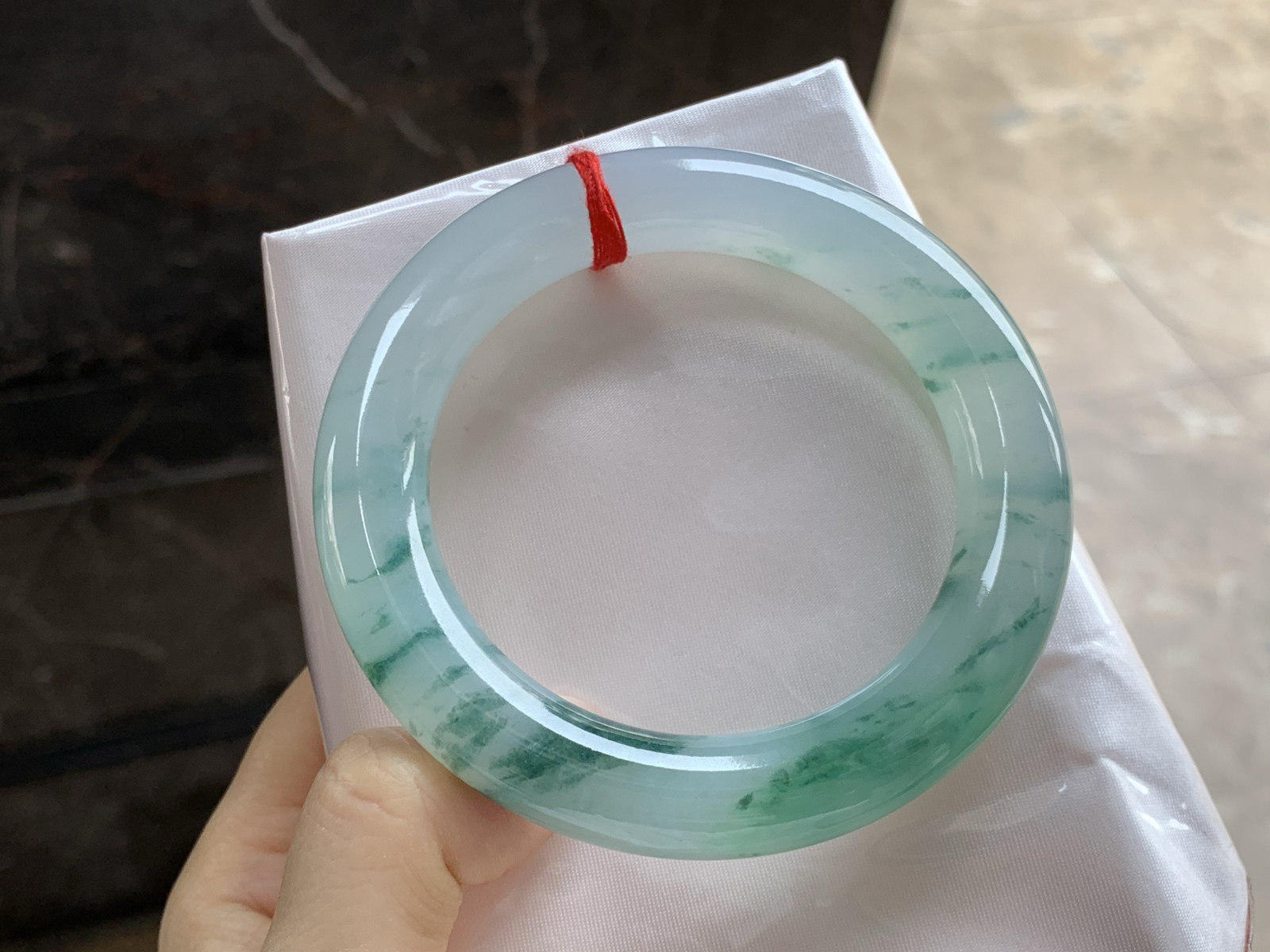 57.5-11.4

飘绿花圆条手镯^_^底子细腻干净 绿花点缀