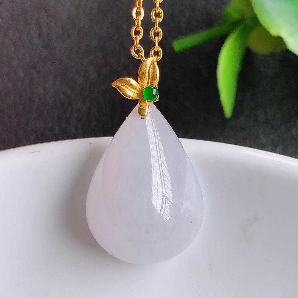 冰润水滴翡翠吊坠，款式新颖时尚，日常百搭的款。满满的份量感，清新自然的阳绿色，18k金伴钻镶嵌，上身效果优雅迷人！性价比超值  W1515.22尺寸：23-13.3-8.3mm