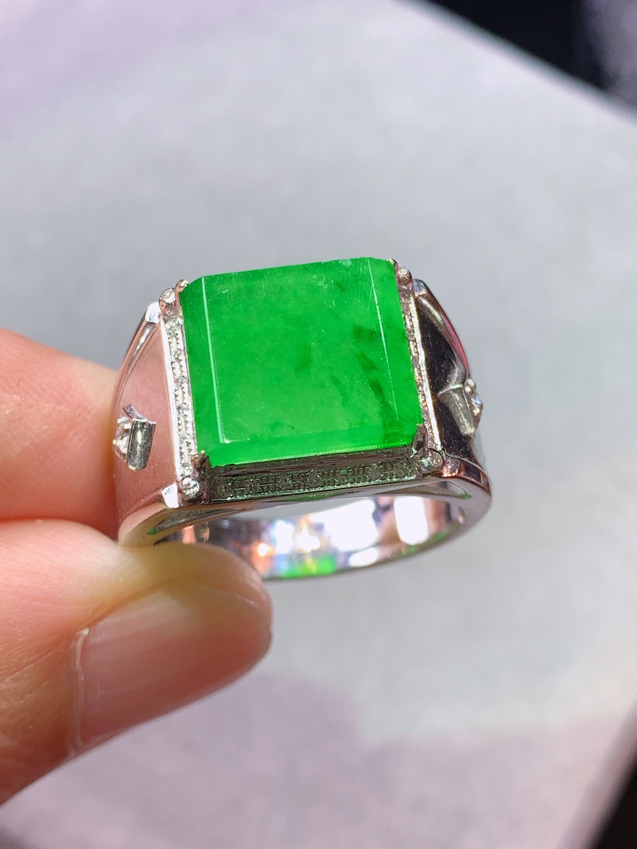 18k金钻镶嵌冰阳绿马鞍戒指 玉质细腻 色泽艳丽清新 水润亮眼 圈口16 整体尺寸9.8*11*2.5j3