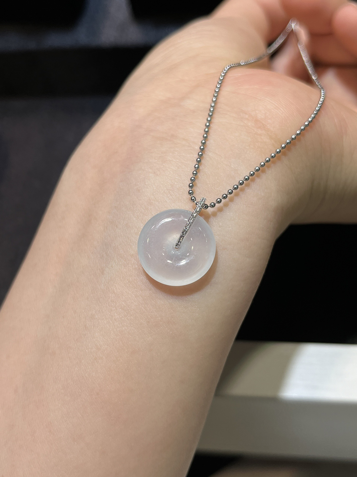 白冰平安扣……
尺寸看图一
18k金镶嵌..