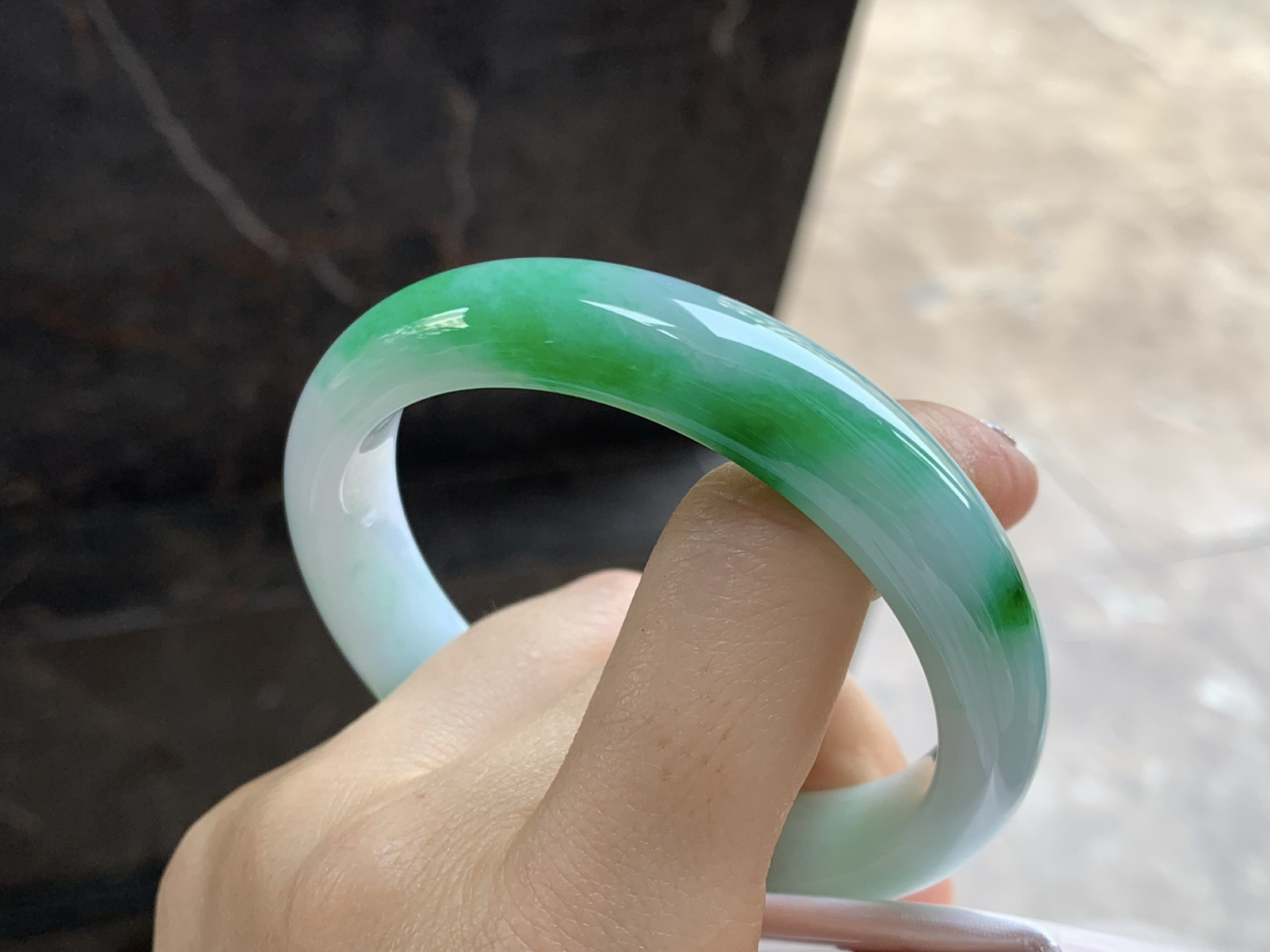 57.5-12.5-8.2

阳绿色手镯^_^底子细腻干净 绿色浓郁大气