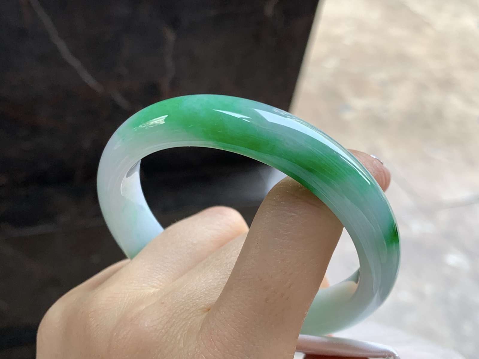 57.5-12.5-8.2

阳绿色手镯^_^底子细腻干净 绿色浓郁大气