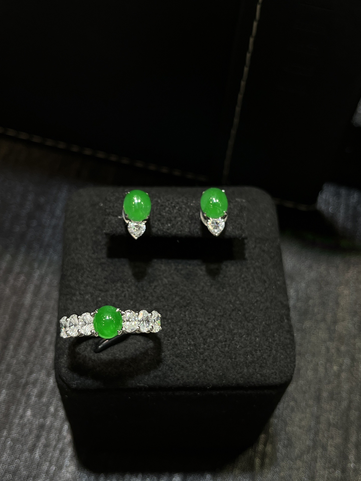 种好满色裸镶蛋面耳钉，戒指（一套价）
尺寸看图一
18k金镶嵌..