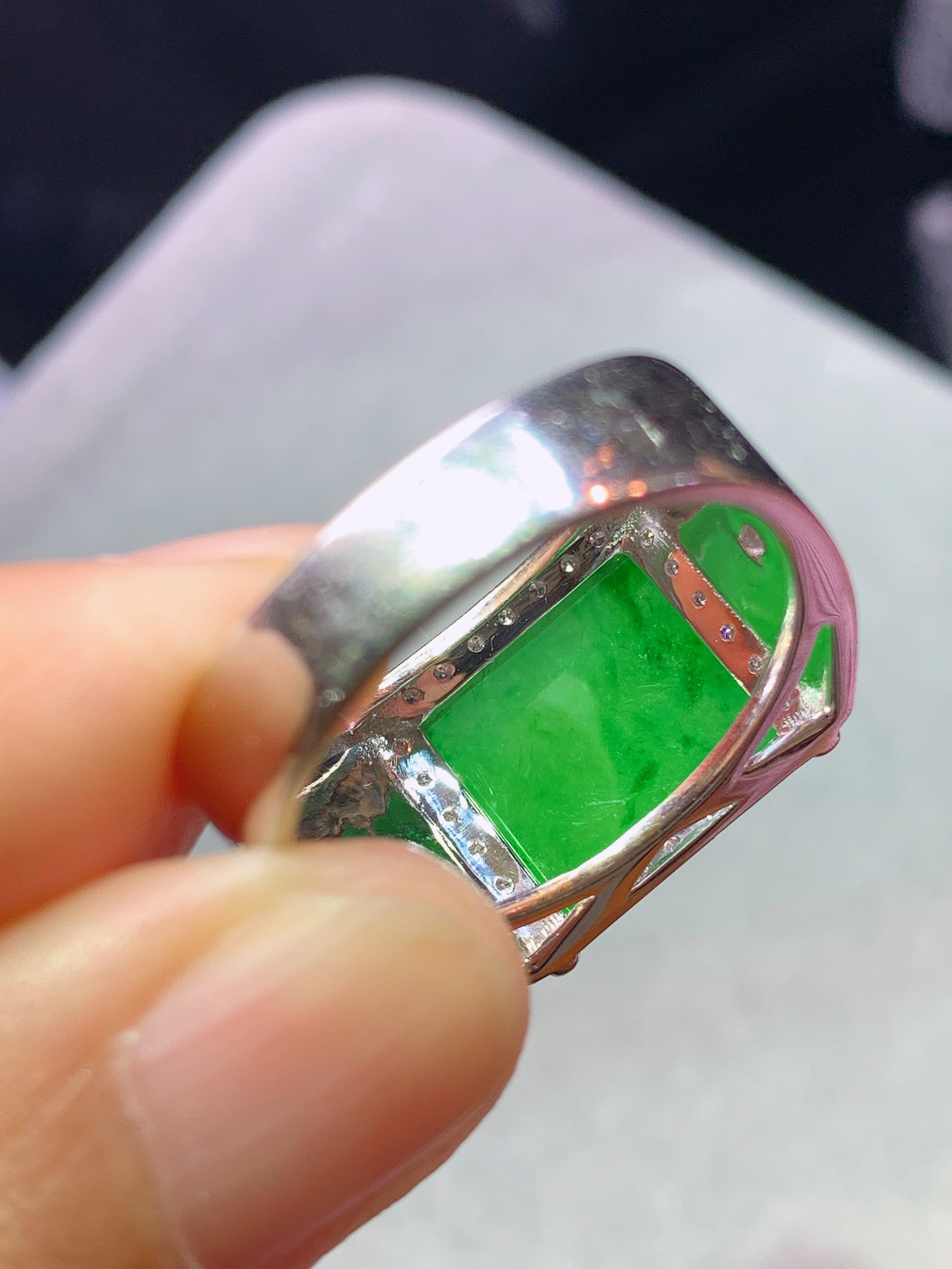 18k金钻镶嵌冰阳绿马鞍戒指 玉质细腻 色泽艳丽清新 水润亮眼 圈口16 整体尺寸9.8*11*2.5j3