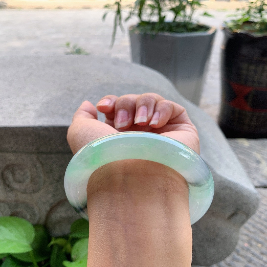 圈口55.6-13 【冰乌鸡飘绿圆条手镯】圆条55 56可戴