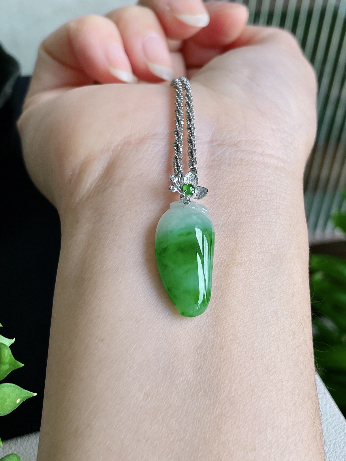 【镶嵌】冰飘绿花福瓜吊坠  
【说明】缅料 18k金镶嵌 性价比高 飘花
【整体】30.7
【裸石】24.4-12-6..