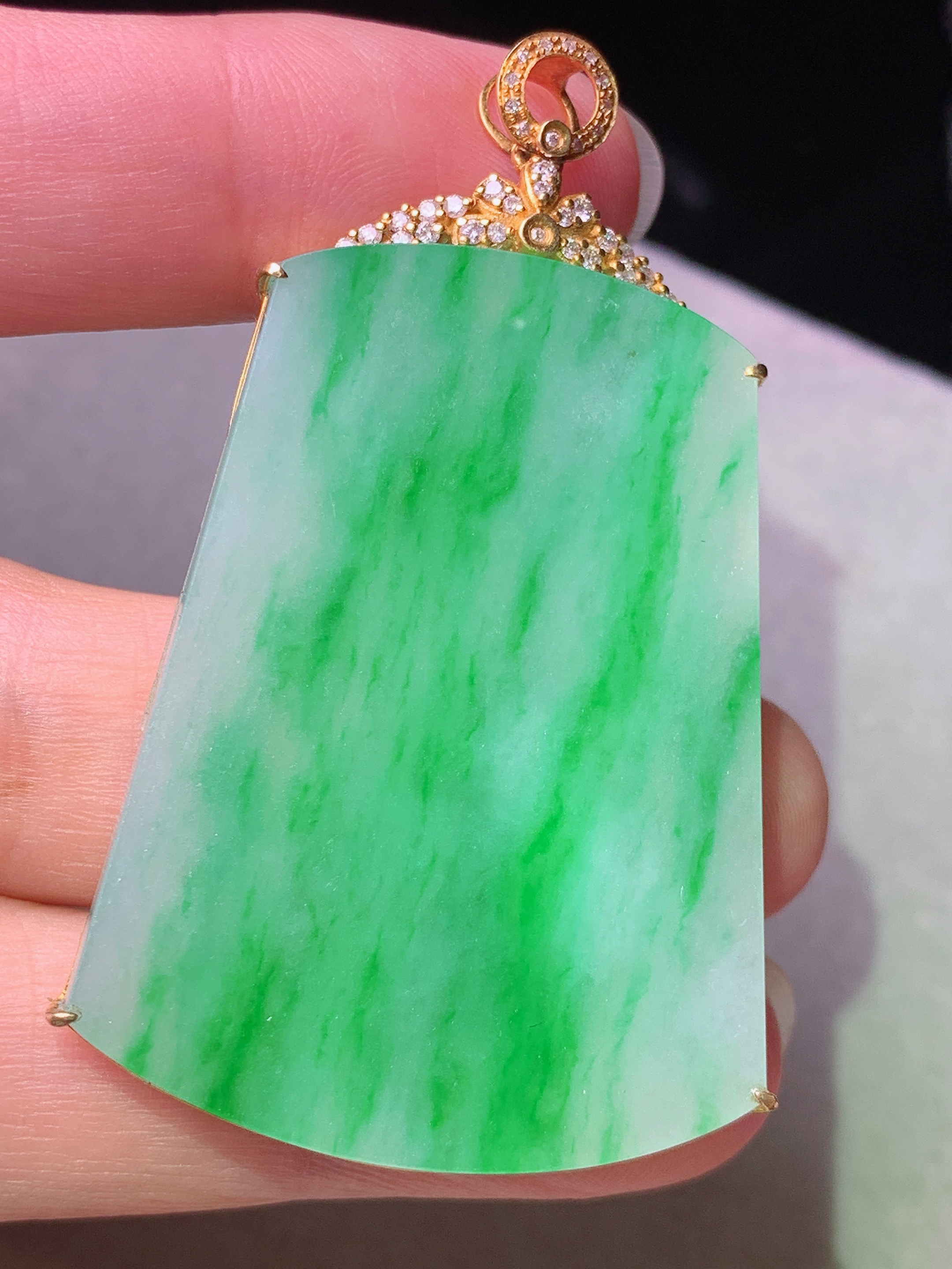 18k金钻镶嵌飘绿无事牌吊坠 玉质细腻 色泽艳丽清新 水润亮眼 整体尺寸54.5*32*5.7j3