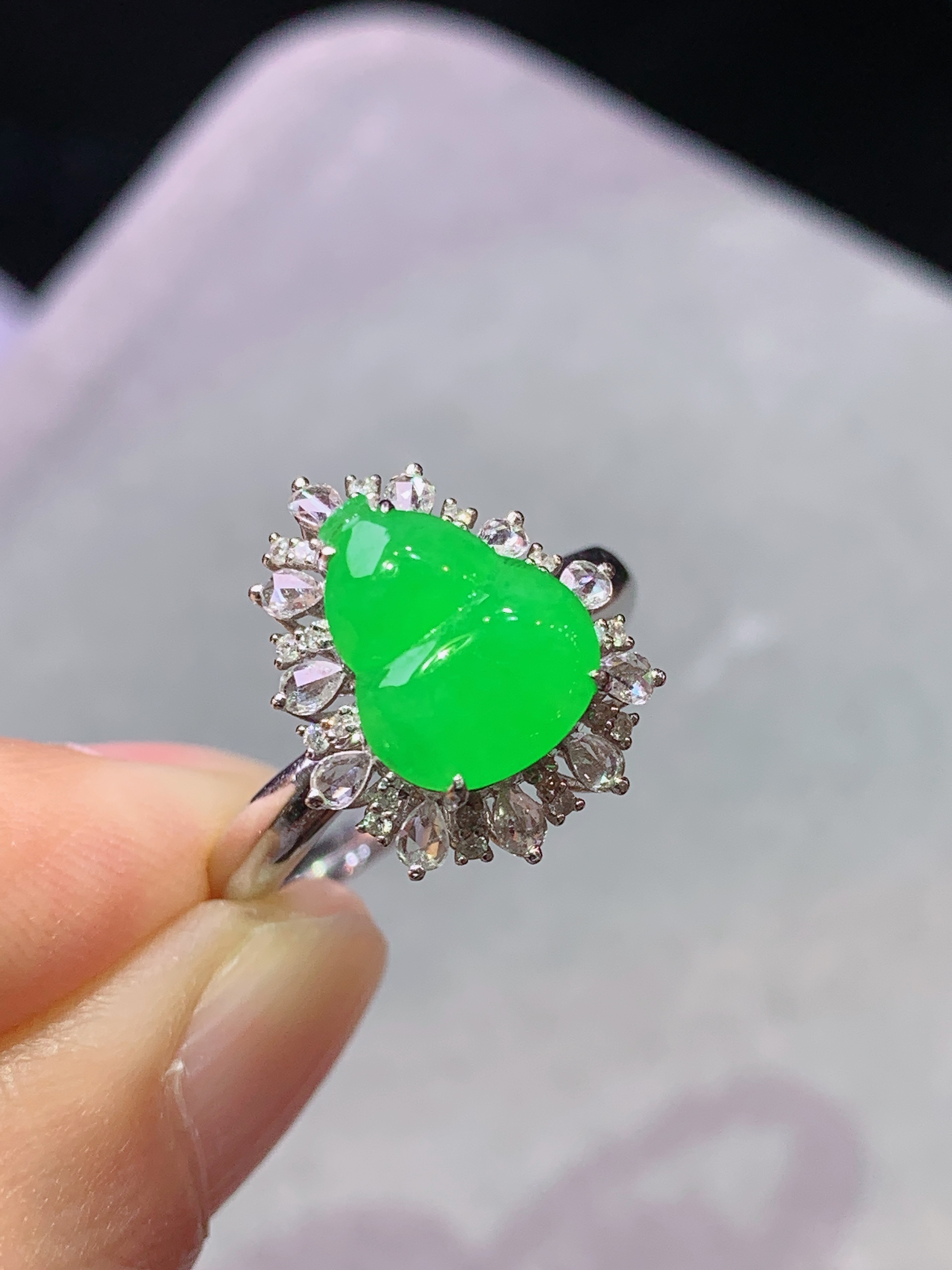 18k金钻镶嵌冰阳绿葫芦戒指 玉质细腻 色泽艳丽清新 水润亮眼 圈口15整体尺寸15.3*13*8.