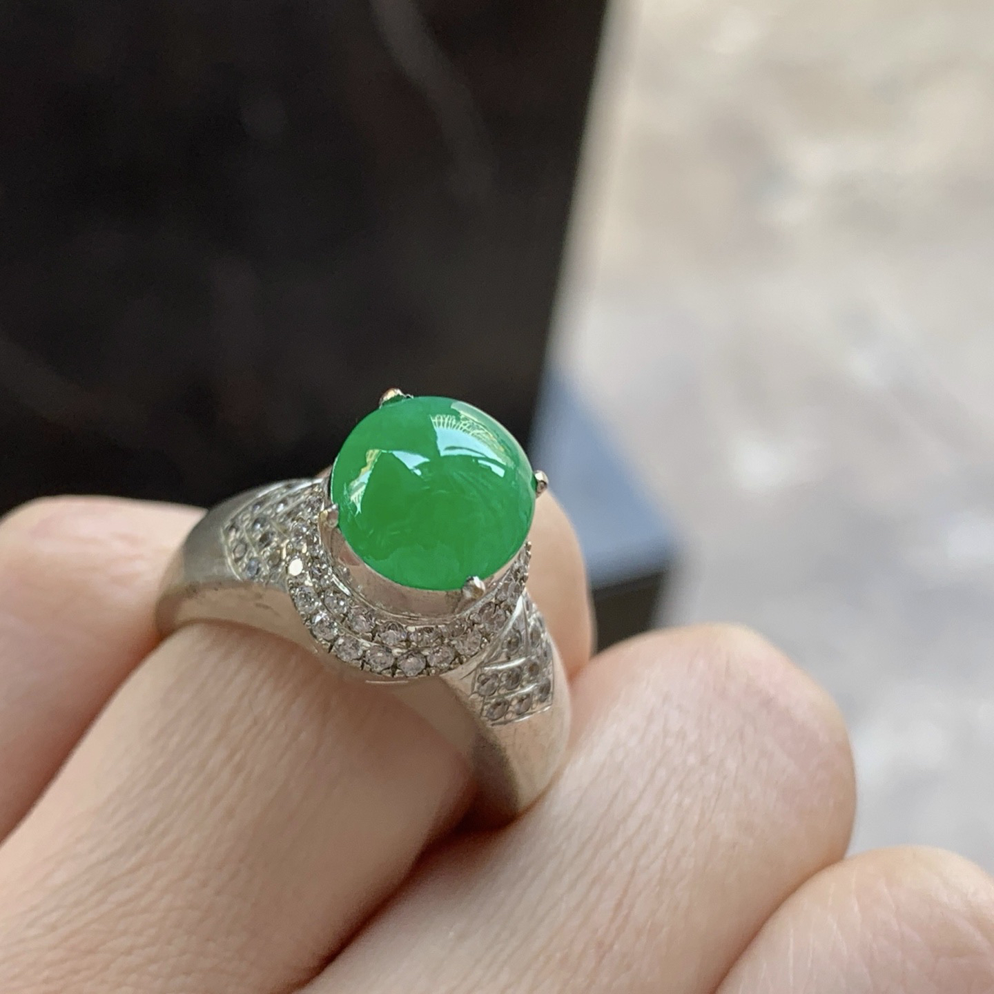 绿色戒指^_^鲜艳 玉质温润 铜托