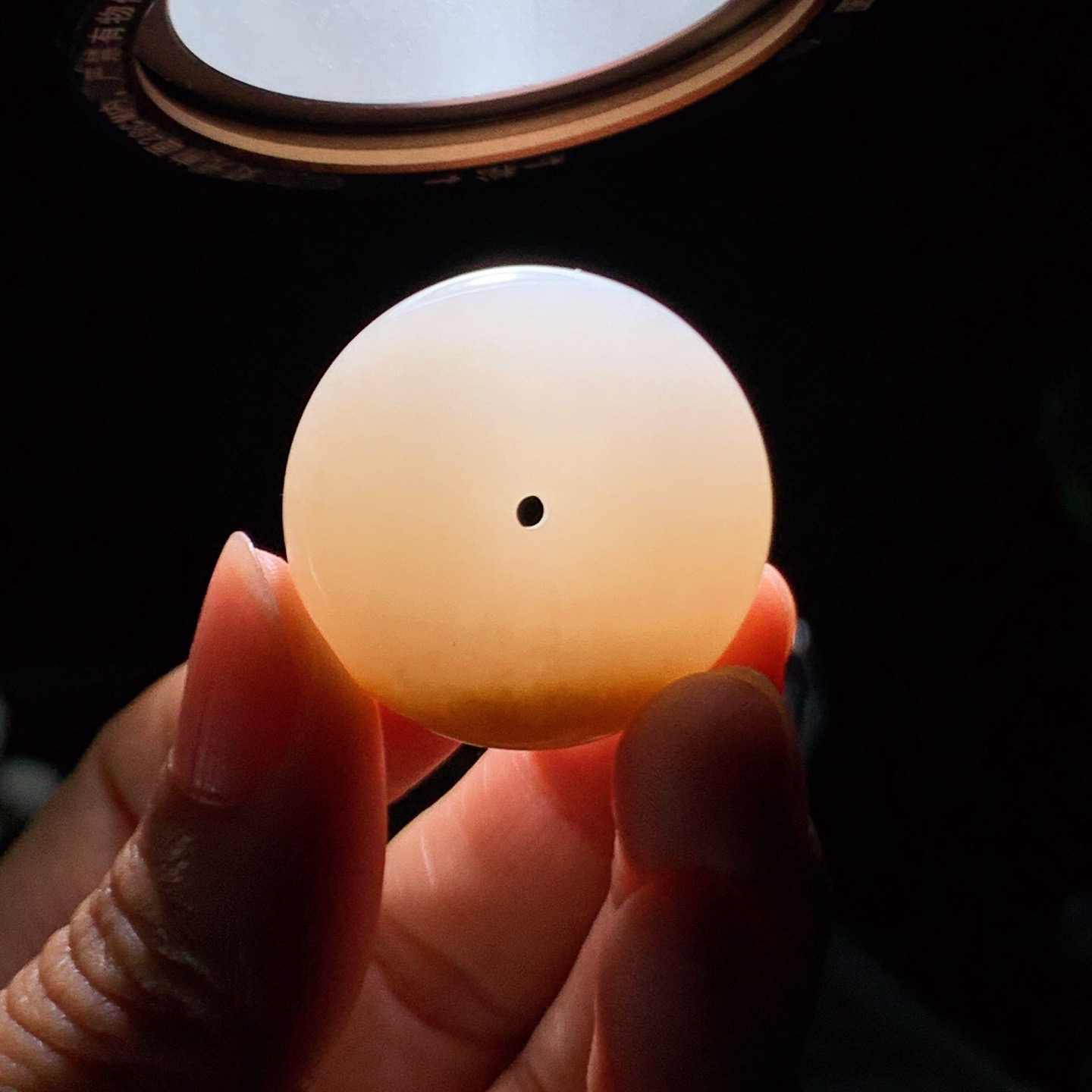 新疆和田玉且末糖平安扣挂件 尺寸29/9重16克！玉质细腻油润 底色纯净 脂粉好，品质好。lt260425