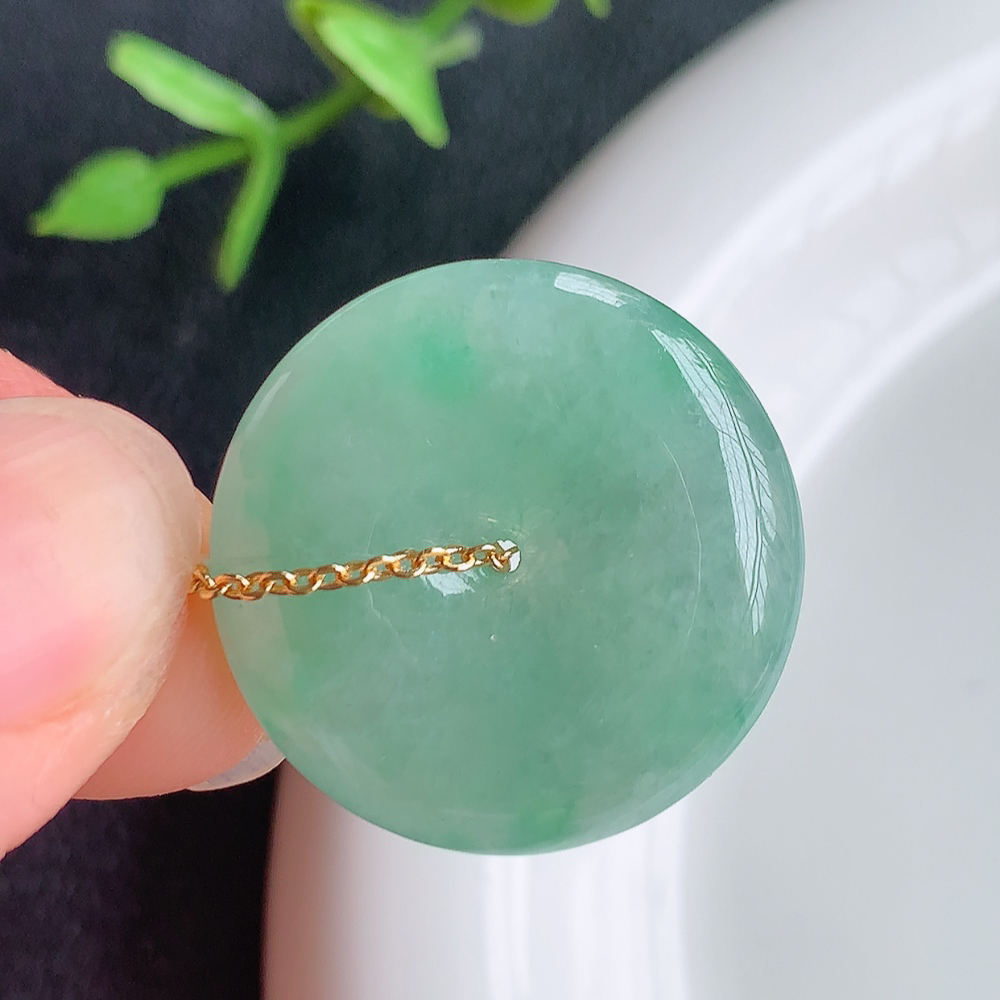 冰润飘花平安扣吊坠，厚装饱满，冰润剔透，细腻水足，种质润泽，飘花灵动，佩戴优雅大气，W   449.22尺寸：24.5-5.8mm