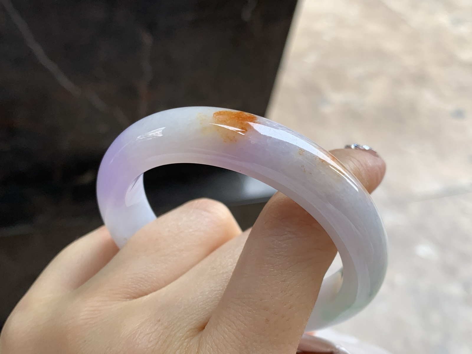 51.5-12.3-8.4

细糯特色手镯^_^底子细腻 有特色～