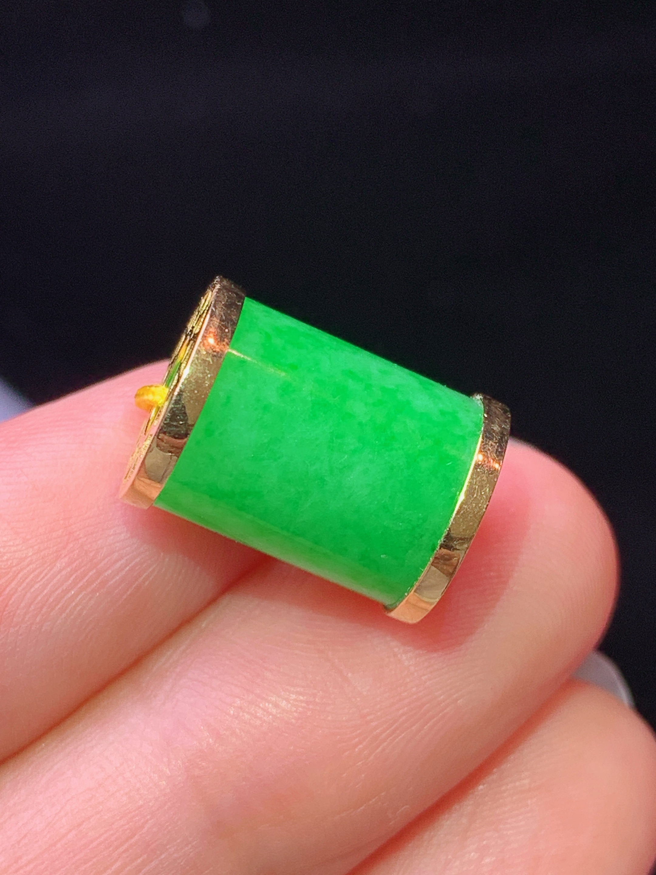 18k金镶嵌冰阳绿路路通吊坠 玉质细腻 色泽艳丽清新 水润亮眼 整体尺寸10*10*11.6b1