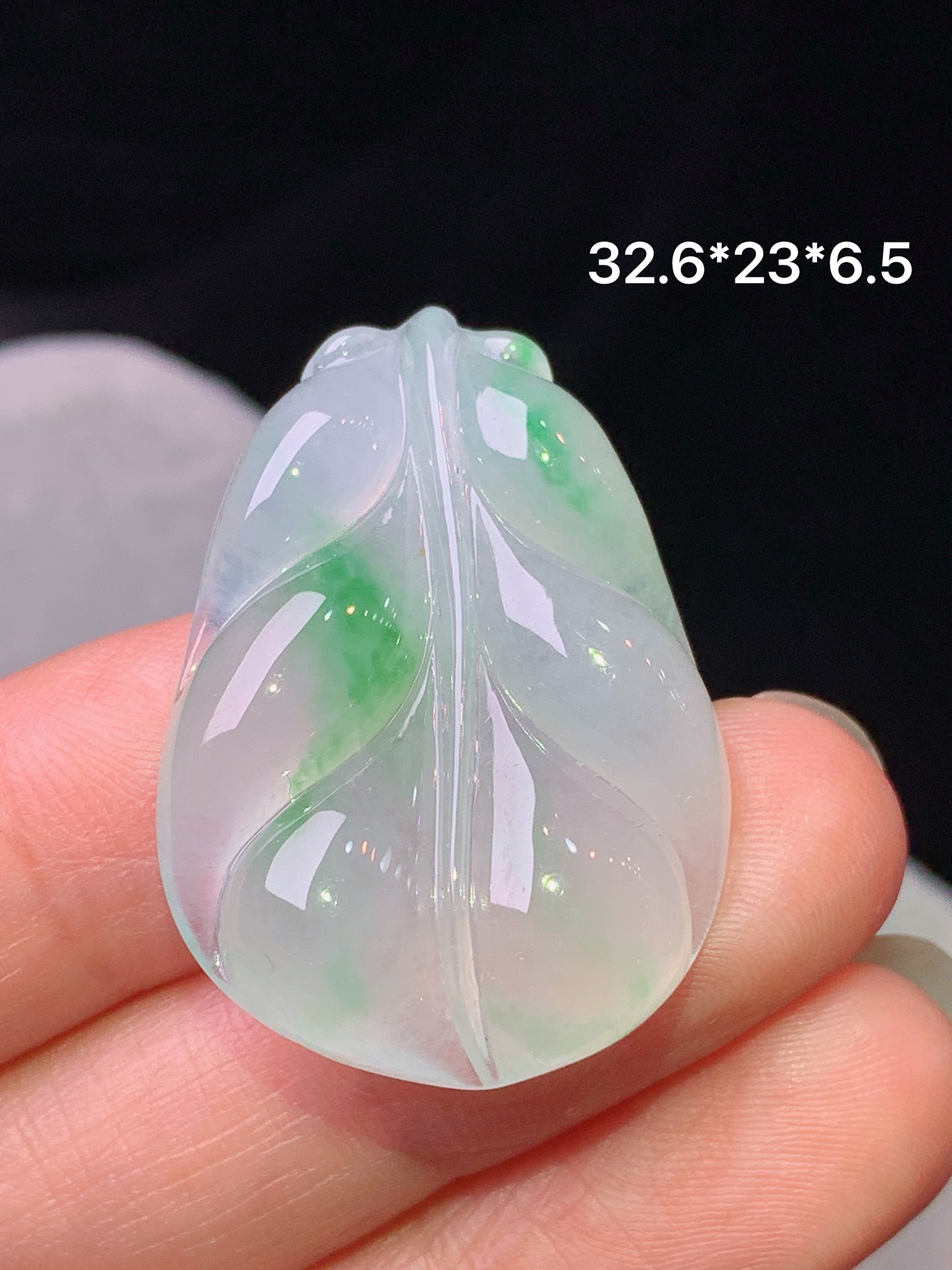 冰种飘绿树叶吊坠 玉质细腻 色泽艳丽清新 水润亮眼 整体尺寸32.6*23*6.5c1