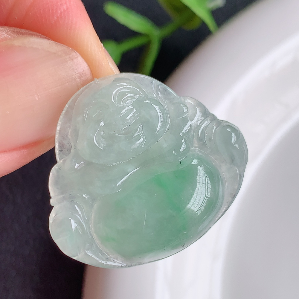 冰润佛公翡翠吊坠，澄净美好的冰润福佛，水足丰盈，灵润、细腻，表情刻画入木三分，盈满欢喜， W449.22尺寸：24.5-28-6mm