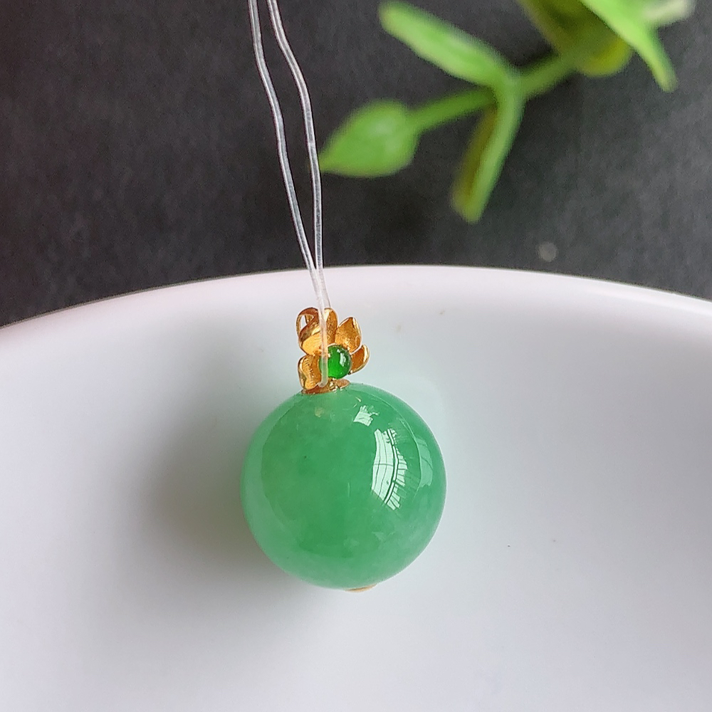 翡翠飘绿蛋面吊坠  质地细腻，清秀高雅 款式大方经典，颜色鲜艳，沁人心脾，18k金伴钻打造   W449.22尺寸：15-10.3mm