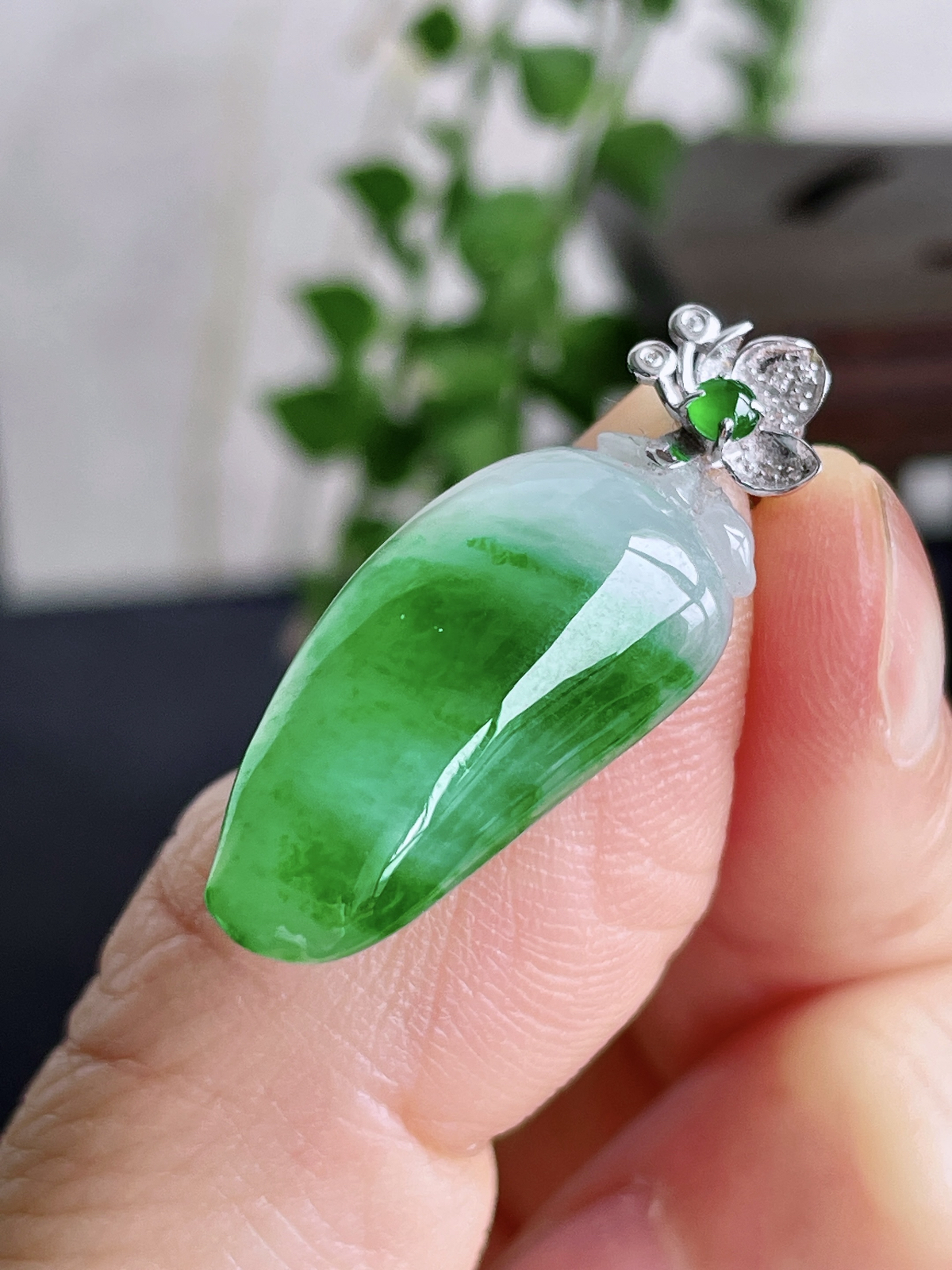 【镶嵌】冰飘绿花福瓜吊坠  
【说明】缅料 18k金镶嵌 性价比高 飘花
【整体】30.7
【裸石