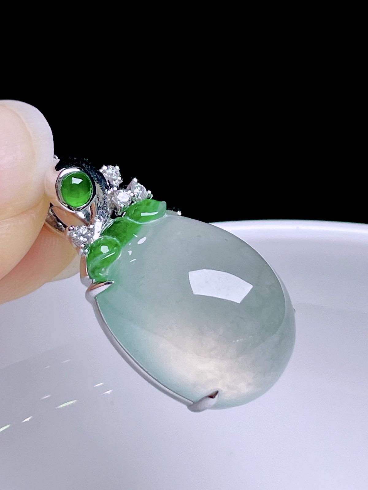 冰飘绿花福瓜 
花色灵动，种老起光饱满，18k金镶嵌
整体：24/12.8/9.3
裸石：17/12.8..