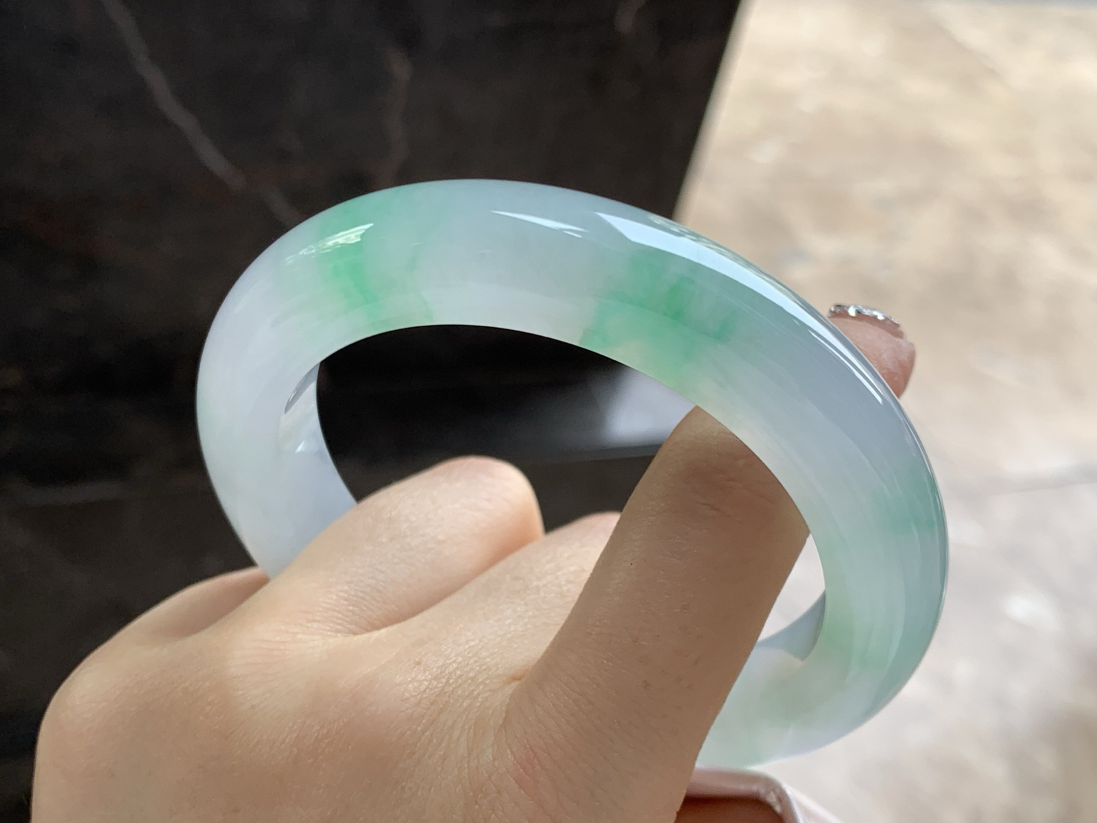 60-12.1-11.2

冰种带色大圈口手镯^_^有种有色～品质大圈口