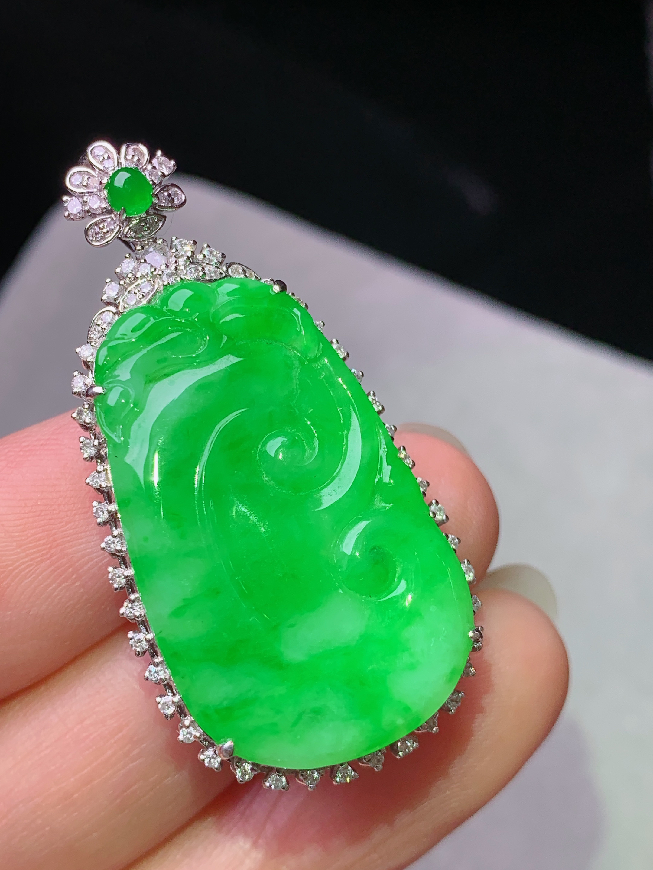 18k金钻镶嵌阳绿如意吊坠 玉质细腻 色泽艳丽清新 水润亮眼 整体尺寸40.6*20.2*7.5j3