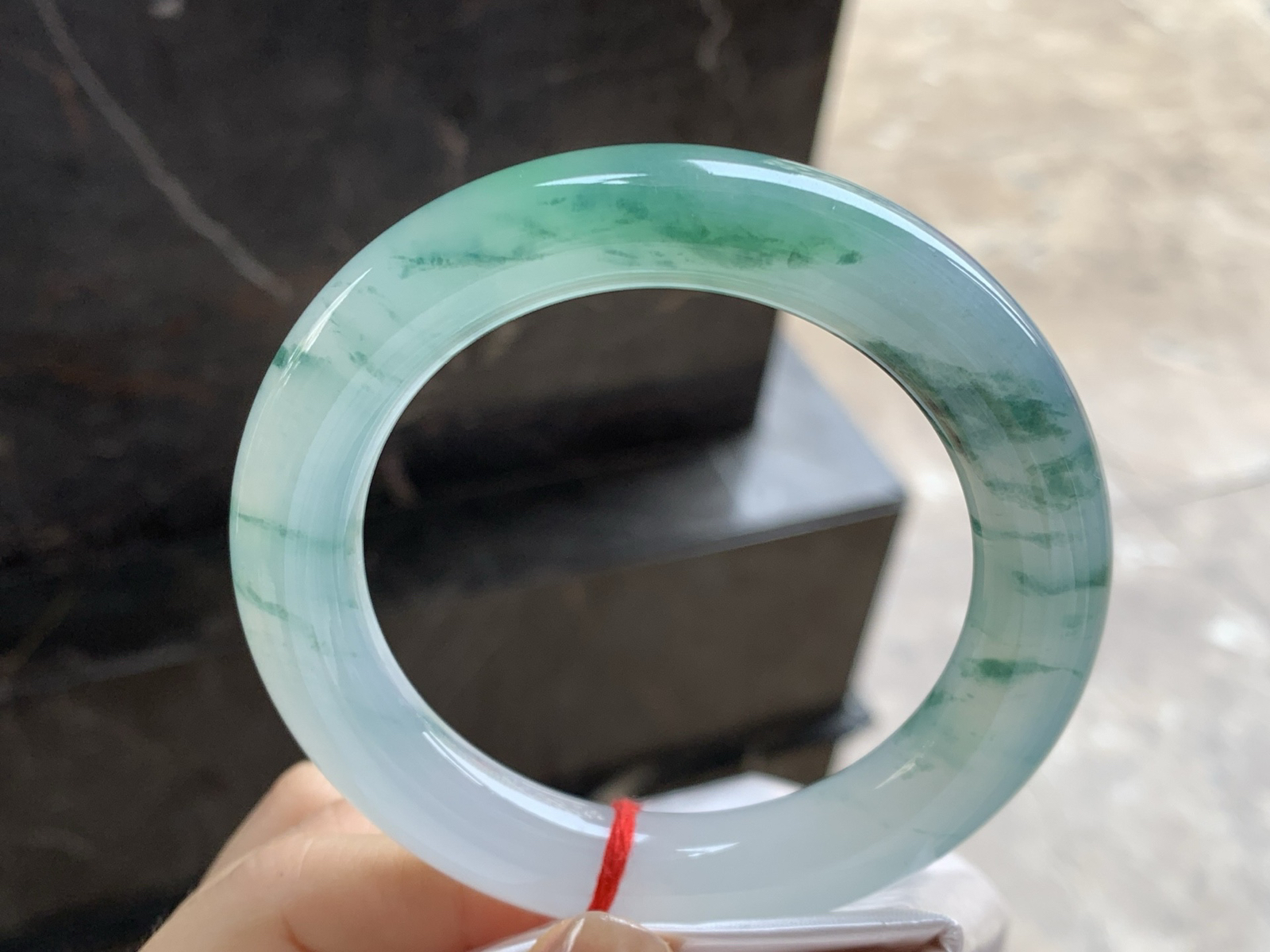 57.5-11.4

飘绿花圆条手镯^_^底子细腻干净 绿花点缀