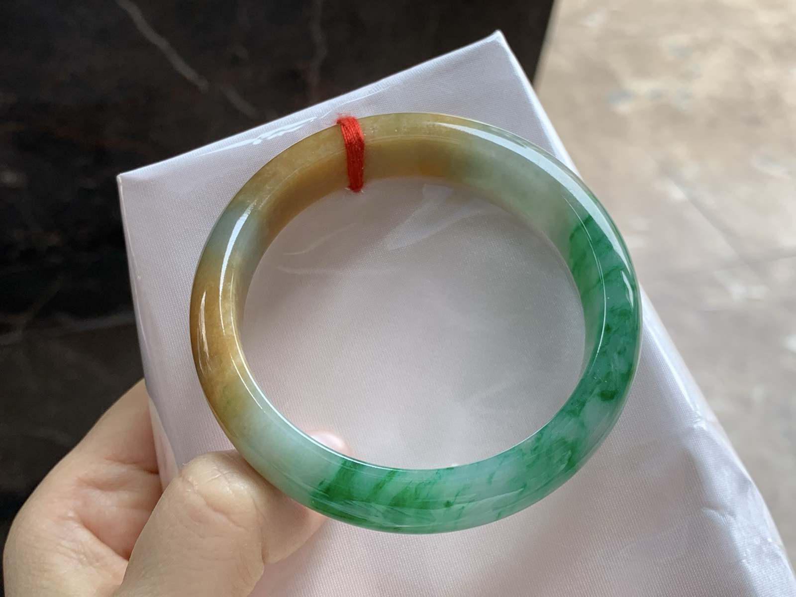 55.5-13.6-7.7

黄加绿手镯^_^底子细腻 颜色搭配漂亮