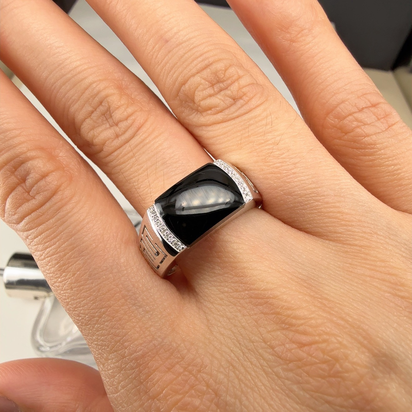 精品18k墨翠马鞍男戒 种好色正 黑度极好 打灯通透 油性十足  尺寸11.6