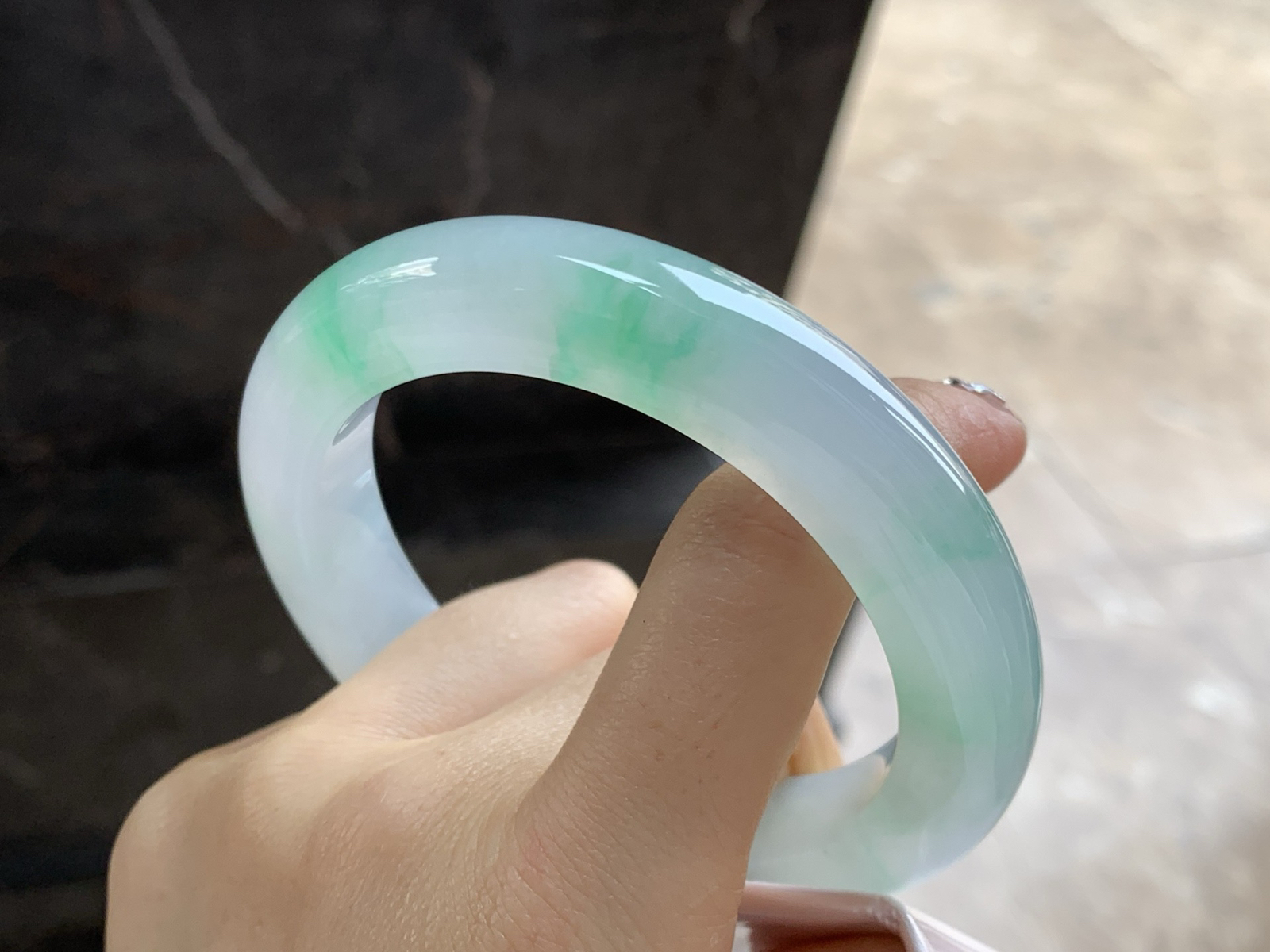 60-12.1-11.2

冰种带色大圈口手镯^_^有种有色～品质大圈口