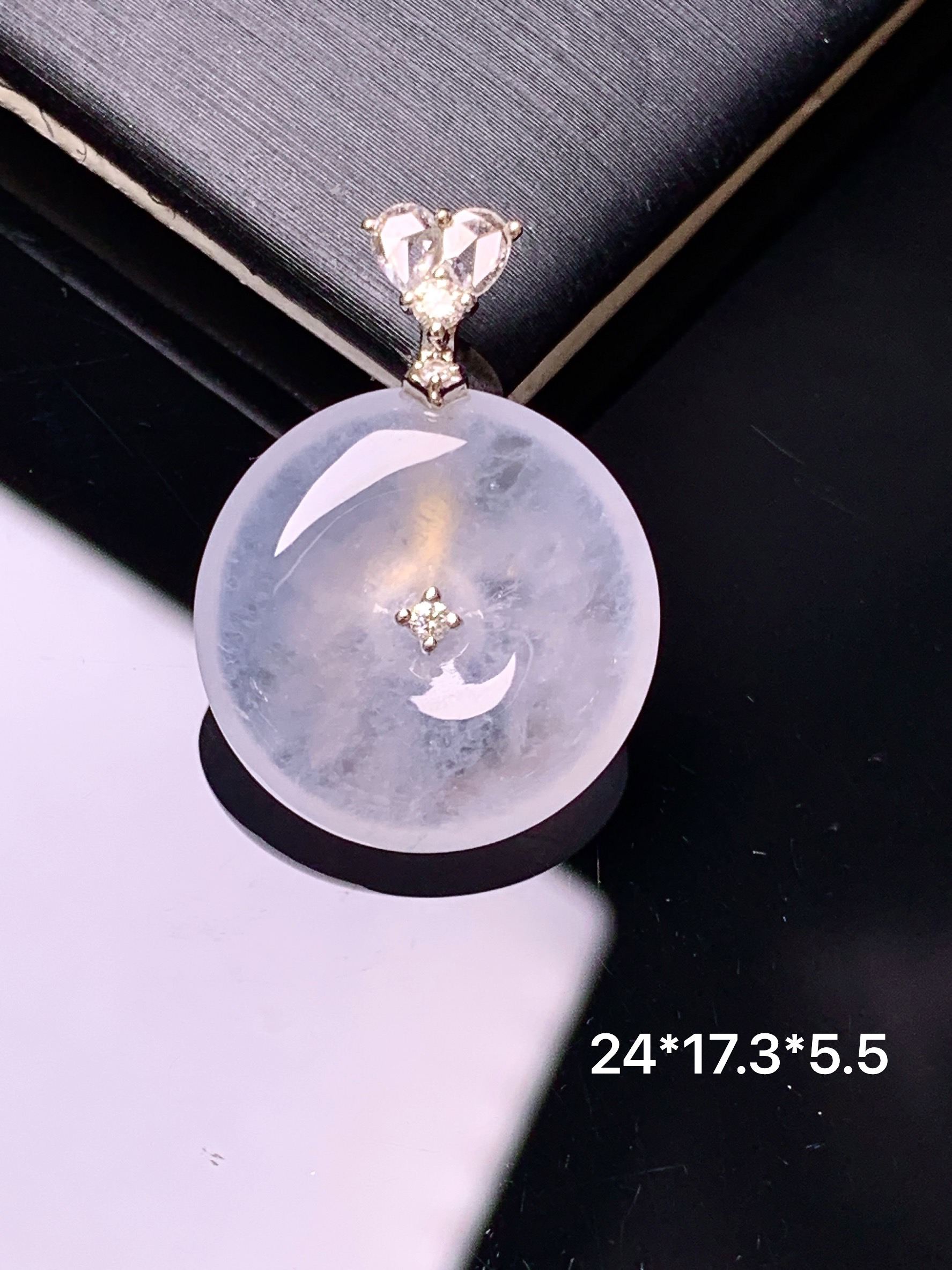 18k金钻镶嵌冰种平安扣吊坠 玉质细腻 色泽艳丽清新 水润亮眼 整体尺寸24*17.3*5.5c1