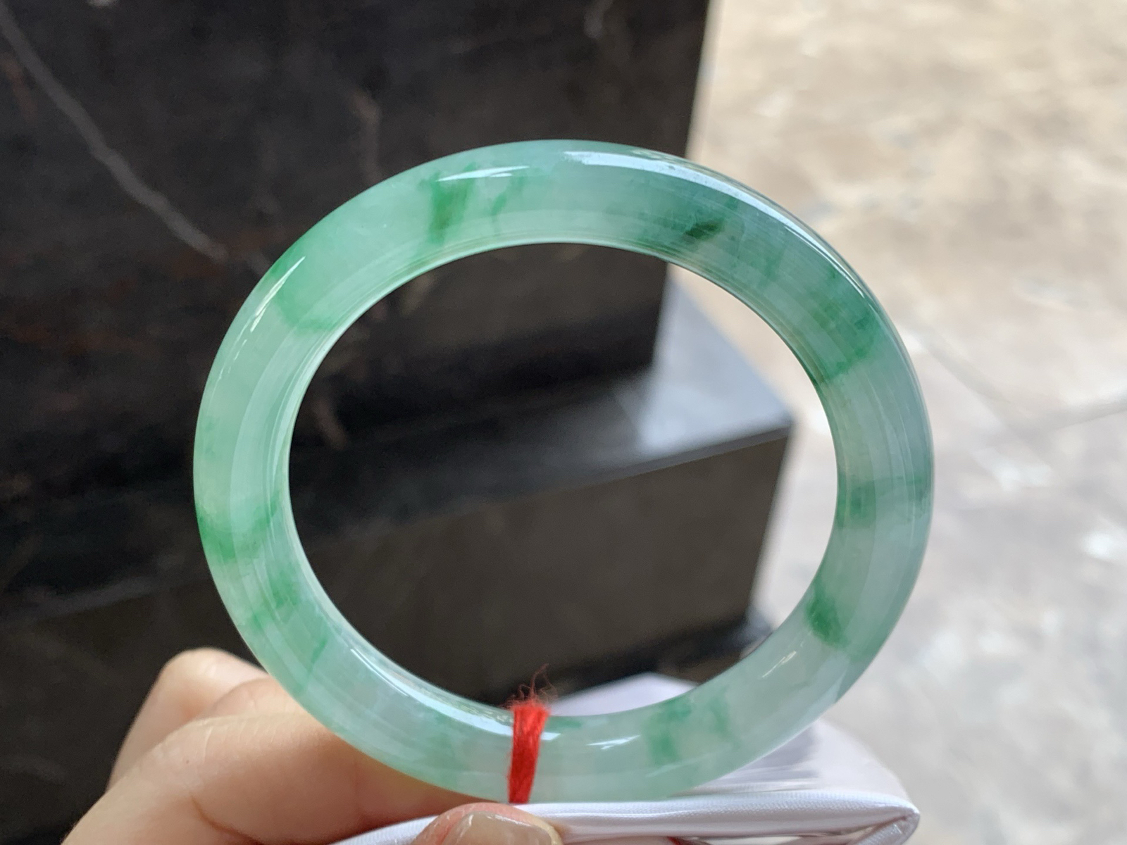 56.5-9.9

飘绿花圆条手镯^_^水润十足 绿花点缀