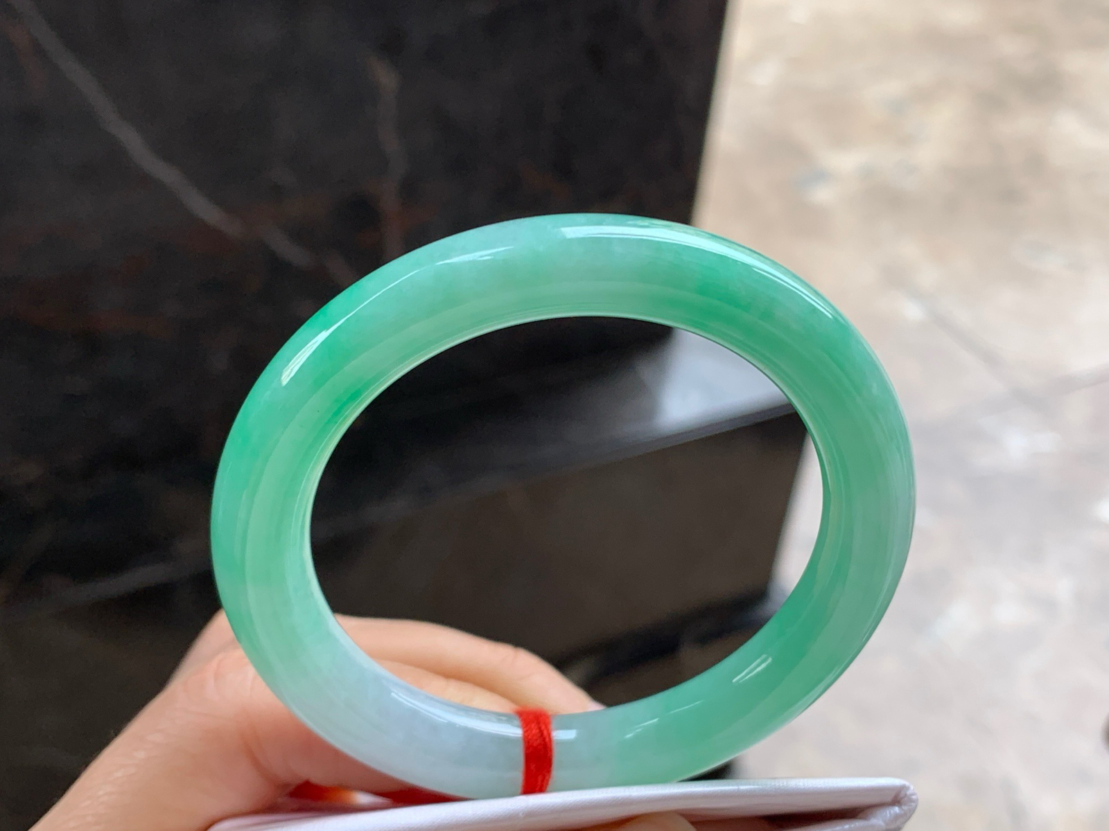 52.5-9.5

带色圆条手镯^_^玉质温润