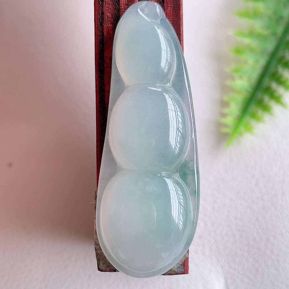 冰润飘花福豆翡翠挂件，老种飘花  冰清玉洁  胶感十足  寓意“四季平安，福气满满”颜色鲜艳，清新自