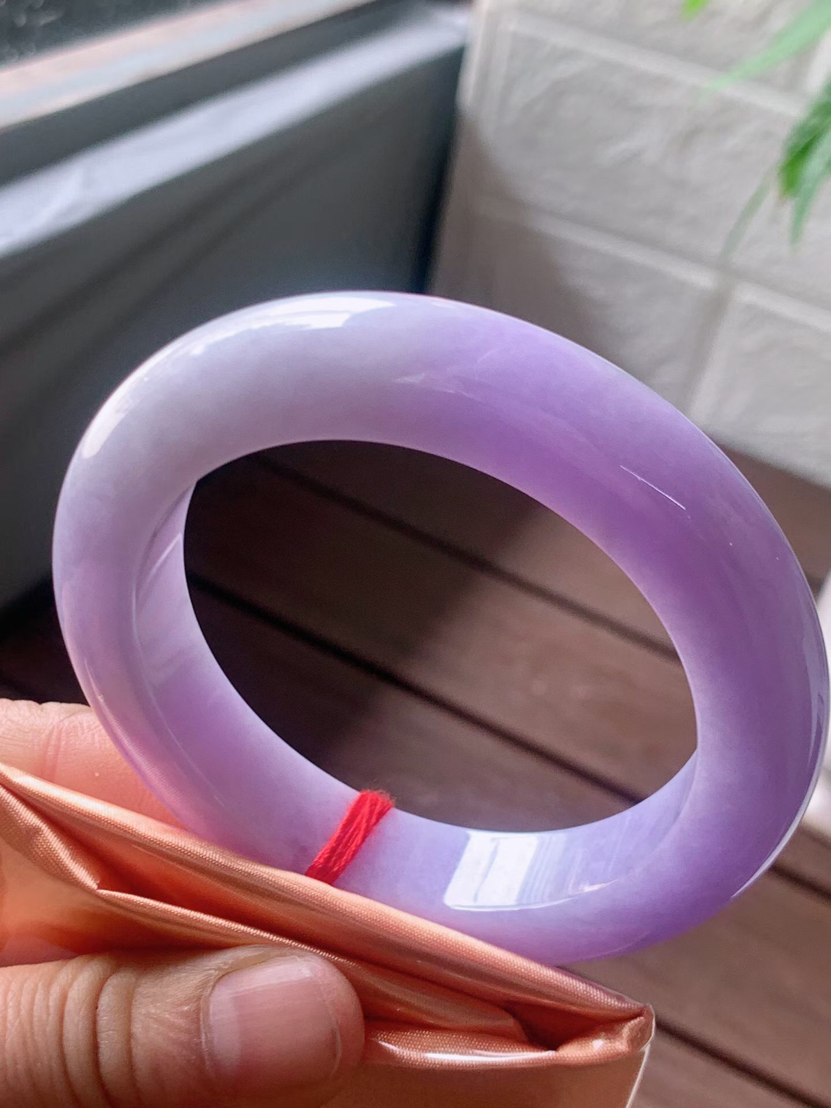 【翡翠名称】老种紫罗兰56.6正圈口手镯
【翡翠尺寸】56.6/12.7/11mm适合55.5-58正圈口佩戴
【翡翠描述】宝贝种老水足，玉质细腻，色泽靓丽，性价比高，佩戴效果好！
【其它赠送】权威证书/精美挂绳盒子/支持全国复检