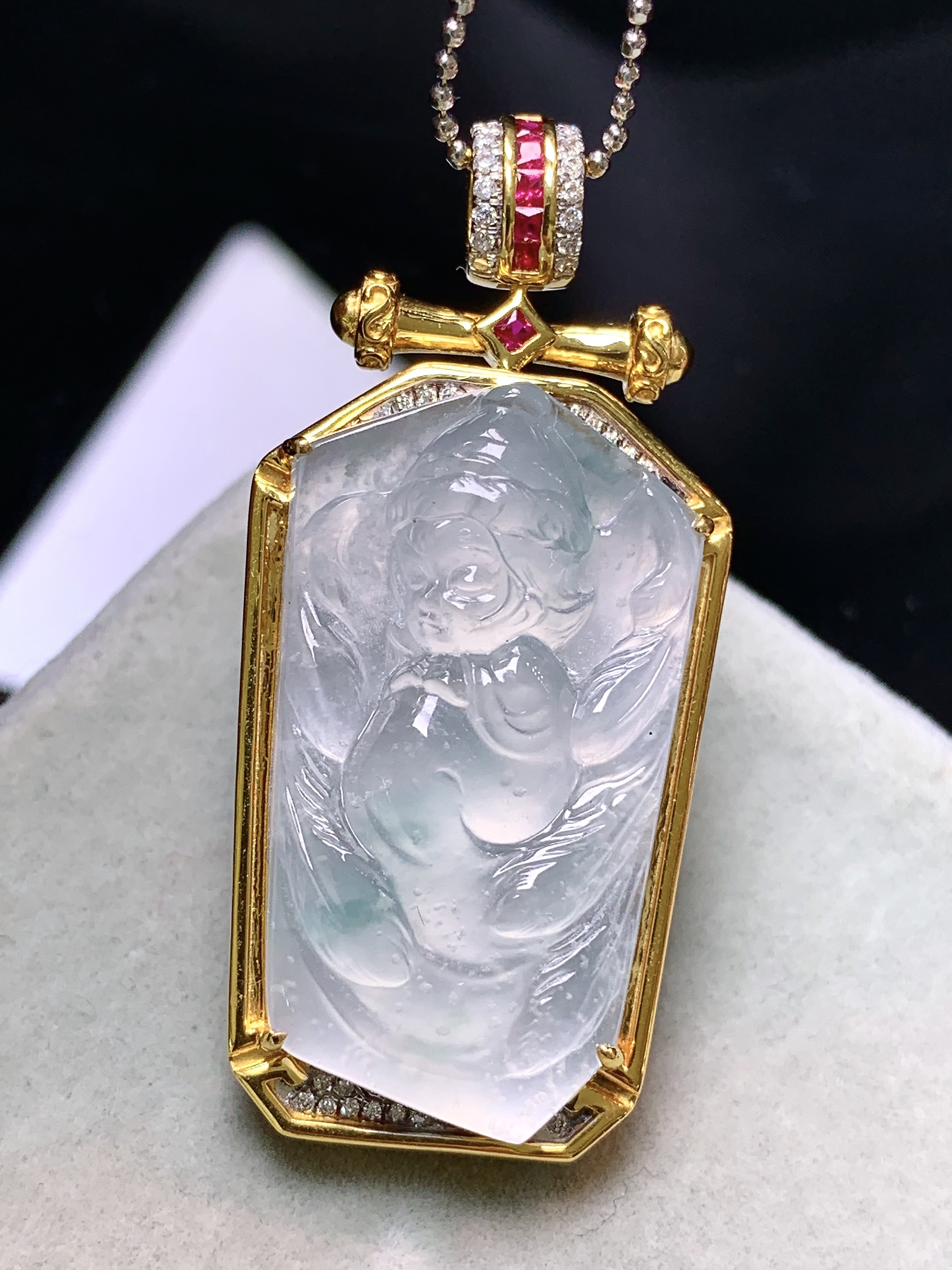 18k金钻镶嵌冰种宝宝观音吊坠 玉质细腻 色泽艳丽清新 水润亮眼 整体尺寸45.3*21.2*9.8m5