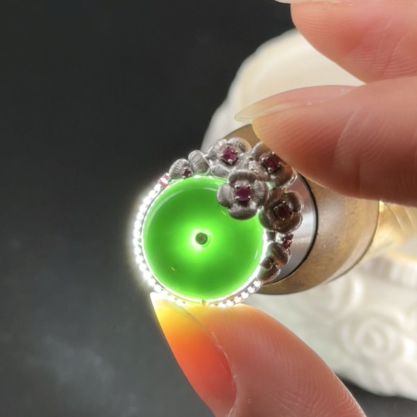 精品18k墨翠平安扣吊坠 种好色正 黑度极好 打灯通透 油性十足 重金豪镶 尺寸21.5