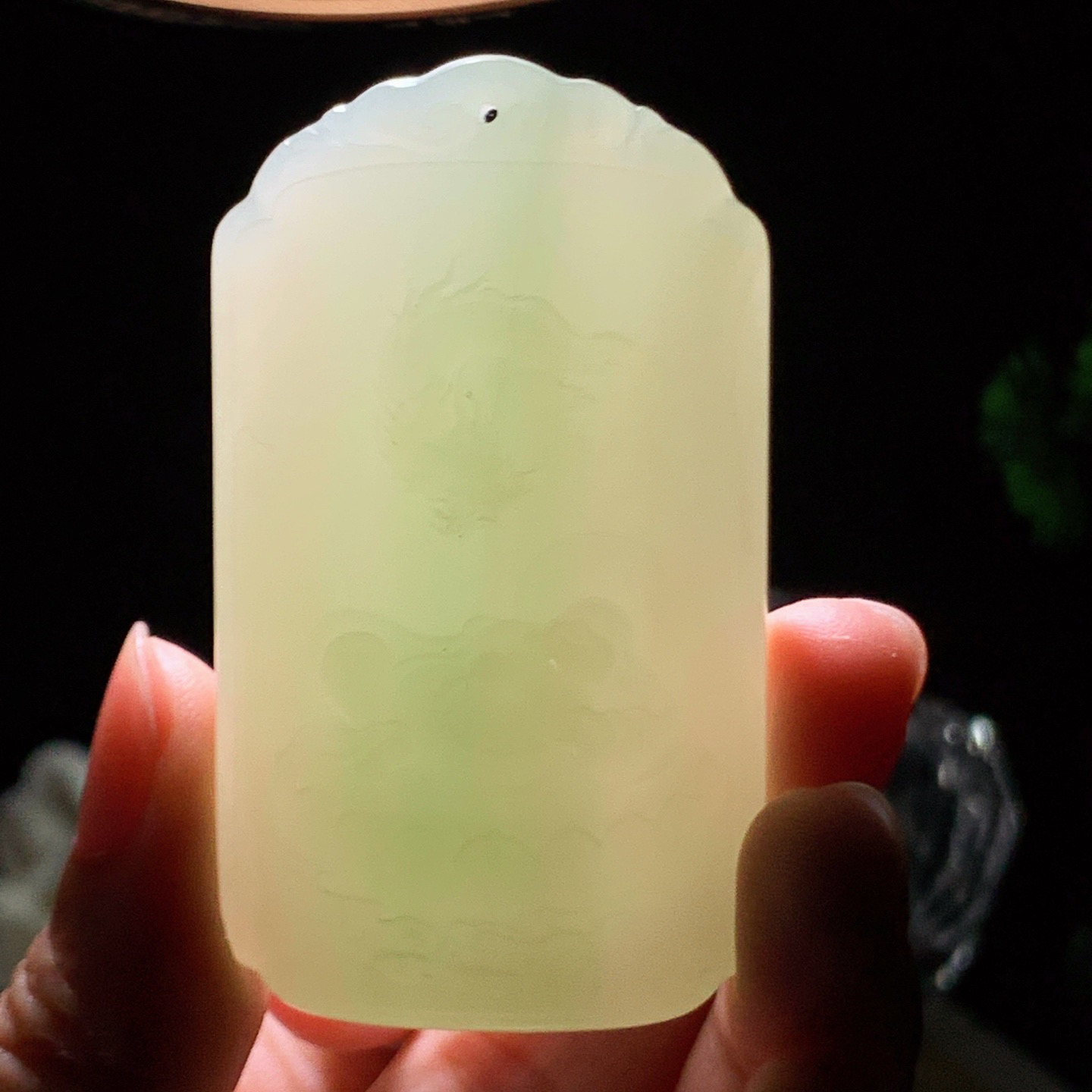 和田玉青海翠青佛引福来挂件。尺寸63/36/12重59克，玉质细腻油润 脂粉好，品质好！lt260425