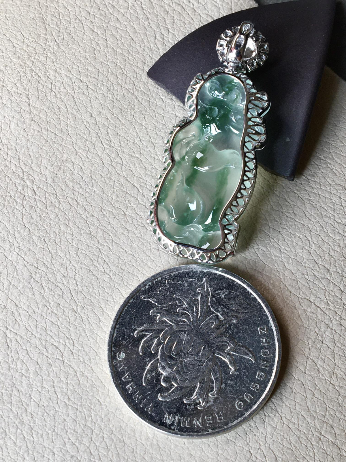 高冰飘绿貔貅，无纹裂，起光，实物更好看，裸石29.2/14.7/7整体36.6/15/7.6..