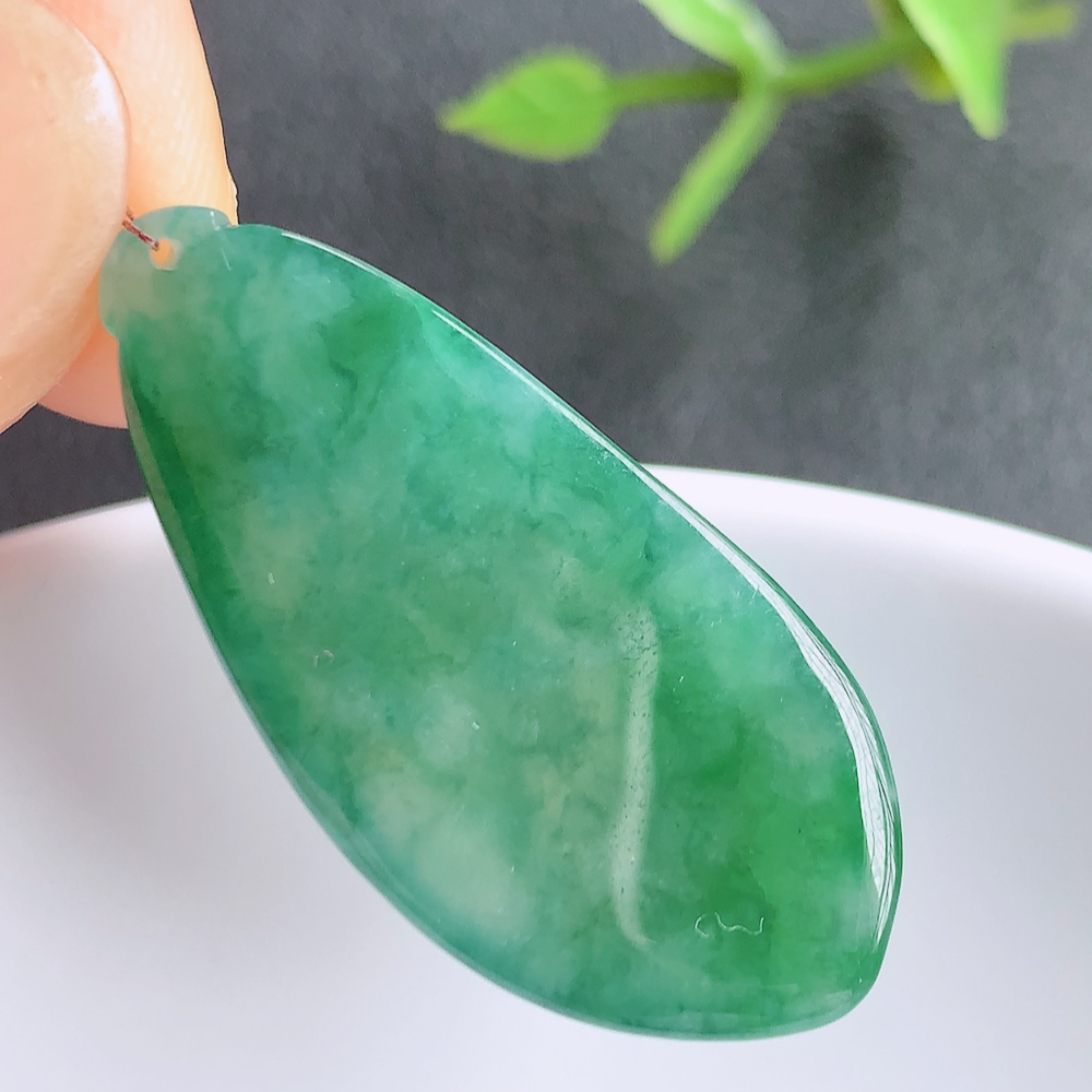 冰润福瓜翡翠吊坠，呱呱来财，福气满满的美好寓意，清新自然  沁人心脾，造型独特，清秀高雅  W357.22尺寸：34-15.8-5mm