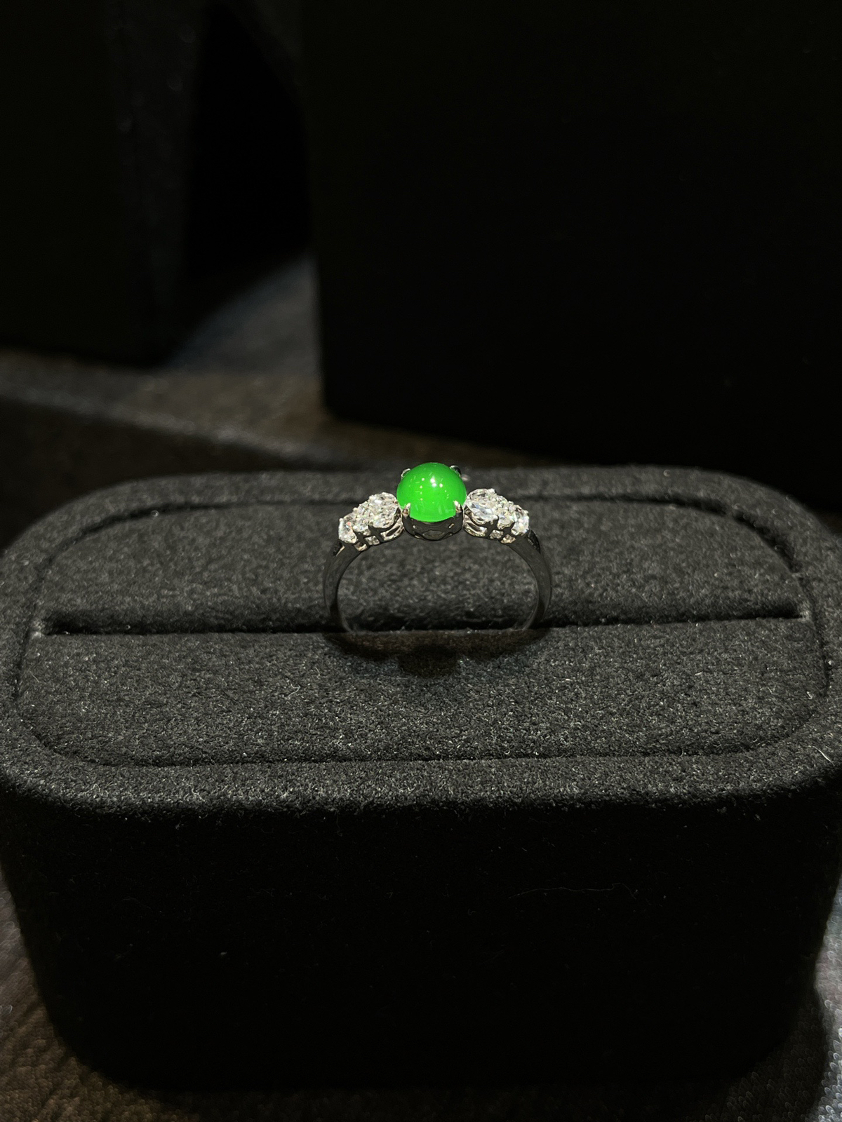 高冰辣阳绿蛋面戒指
尺寸看图一
18k金镶嵌..