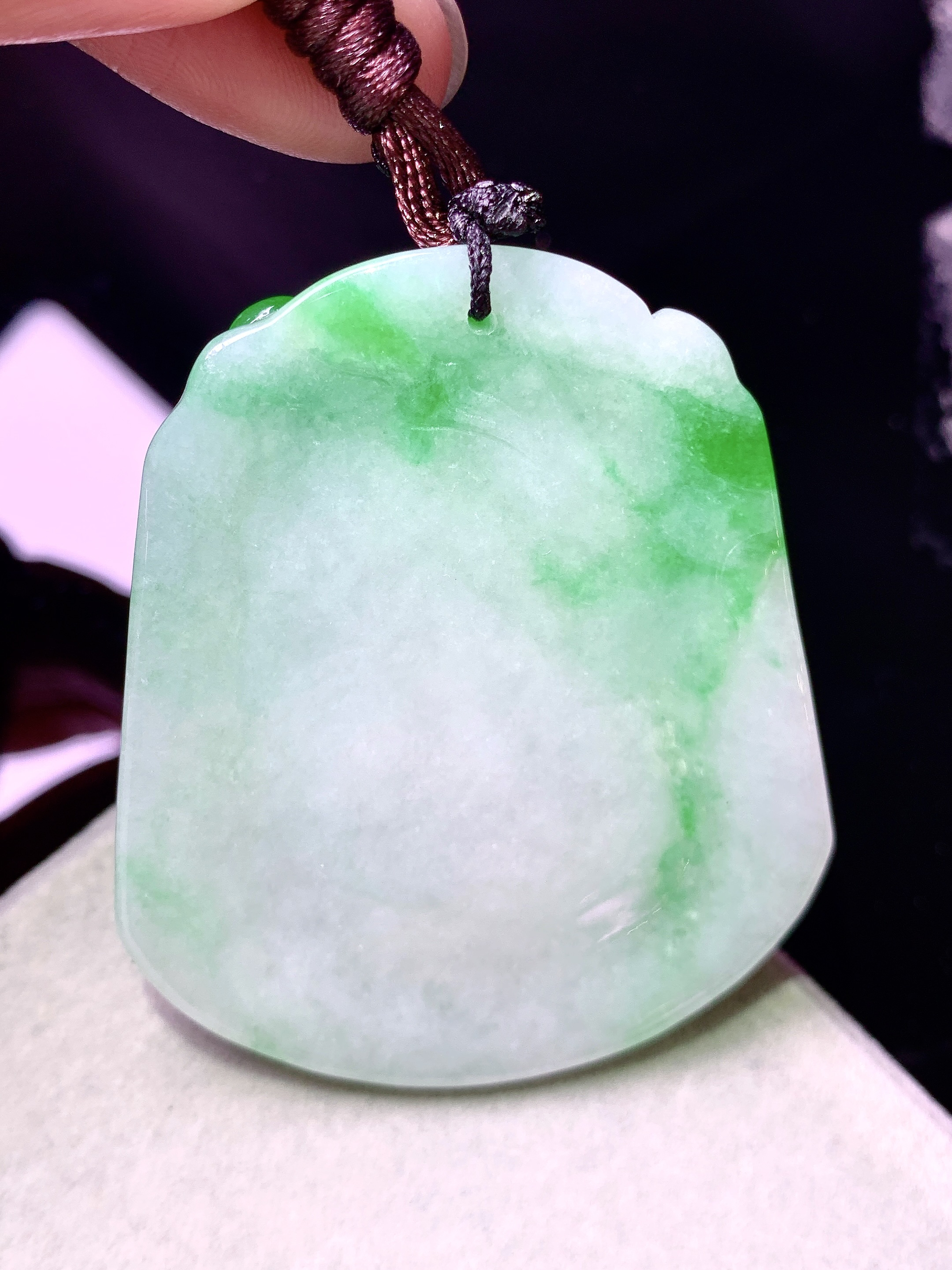 飘绿马牌吊坠 玉质细腻 色泽艳丽清新 水润亮眼 整体尺寸51*43*5.8b2