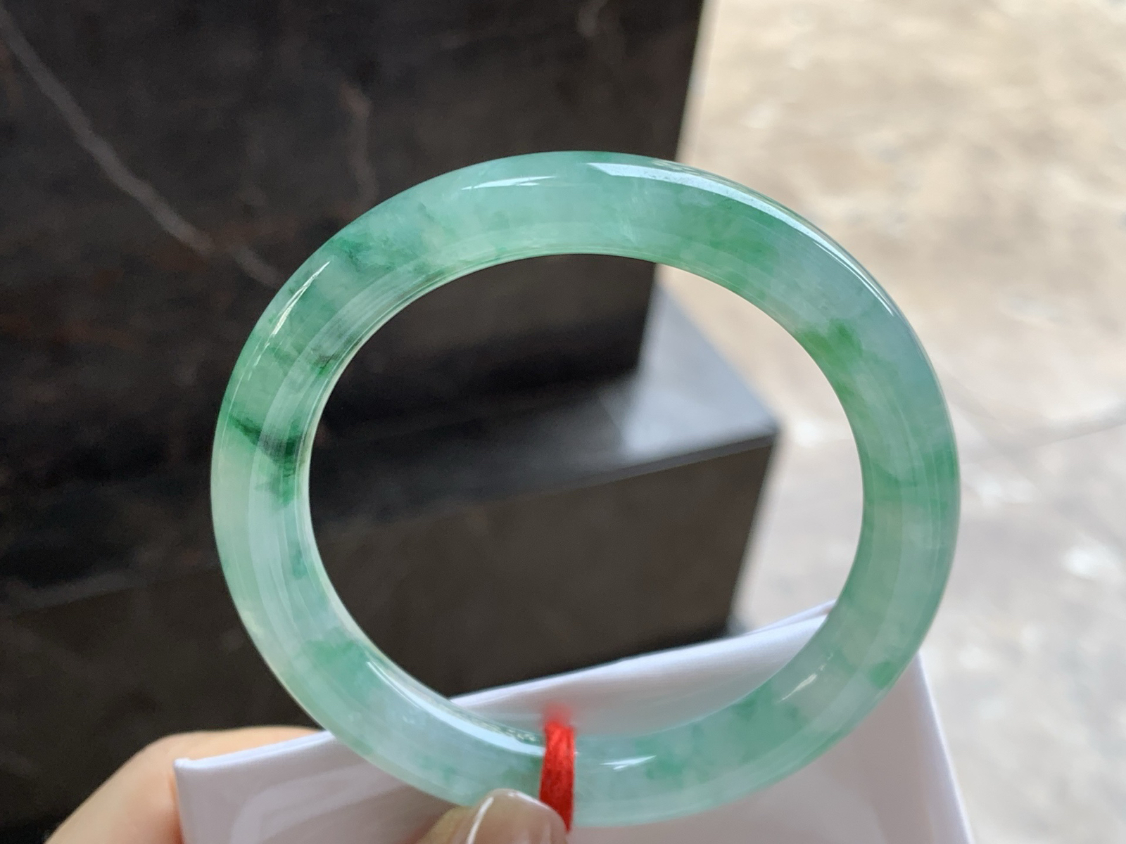 56.5-9.9

飘绿花圆条手镯^_^水润十足 绿花点缀