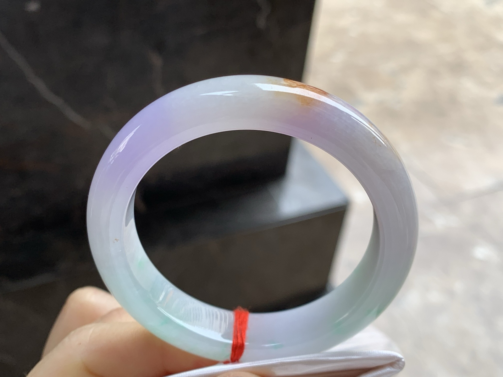 51.5-12.3-8.4

细糯特色手镯^_^底子细腻 有特色～