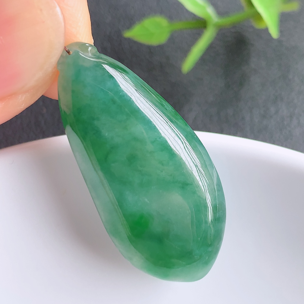 冰润福瓜翡翠吊坠，呱呱来财，福气满满的美好寓意，清新自然  沁人心脾，造型独特，清秀高雅  W357.22尺寸：34-15.8-5mm