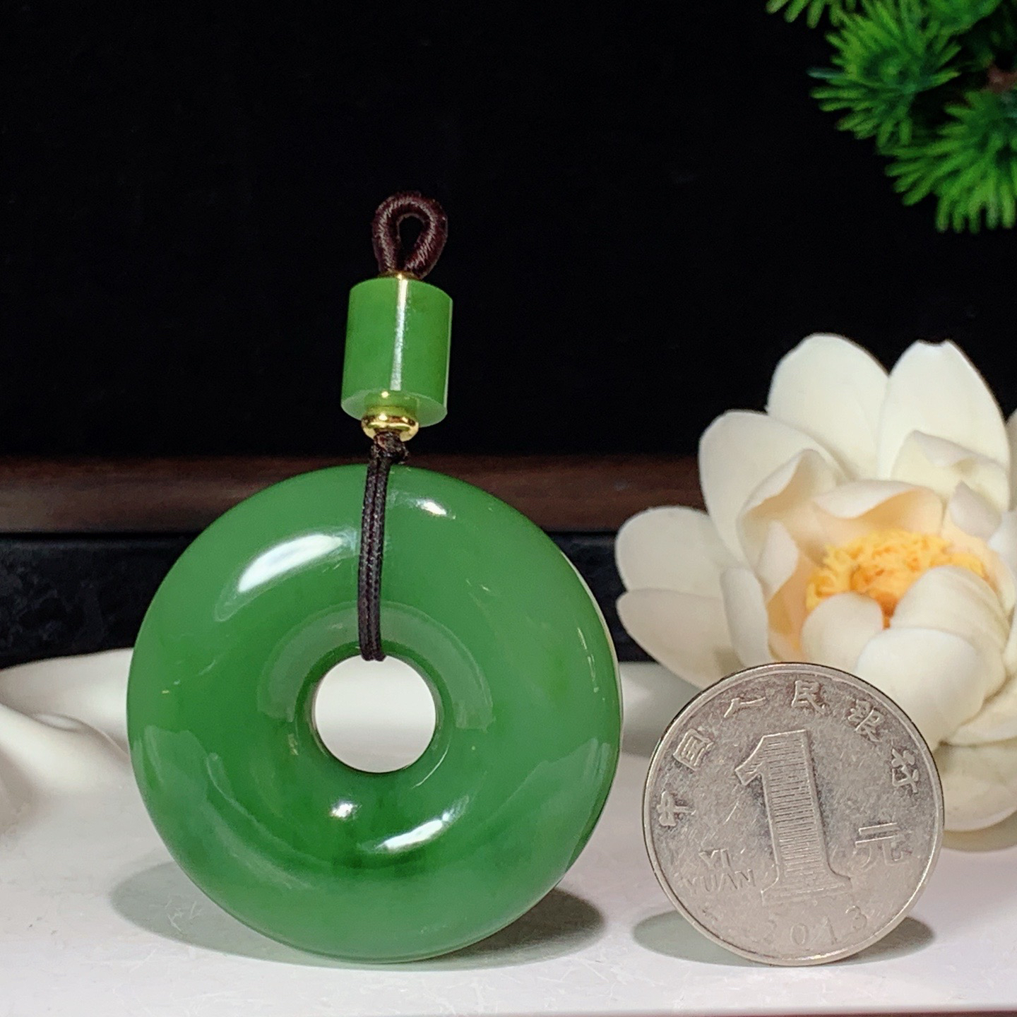 和田玉阳绿俄罗斯碧玉平安环怀古挂件 尺寸41/11重35.8克。玉质细腻油润。手推出油。佩戴高端典雅。lt260127