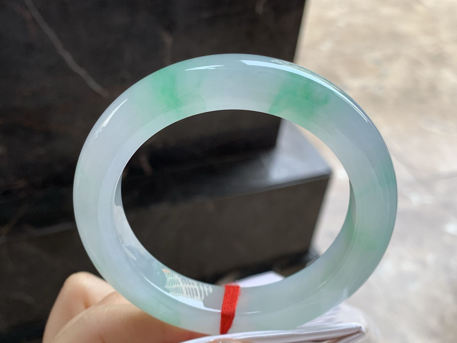 60-12.1-11.2

冰种带色大圈口手镯^_^有种有色～品质大圈口