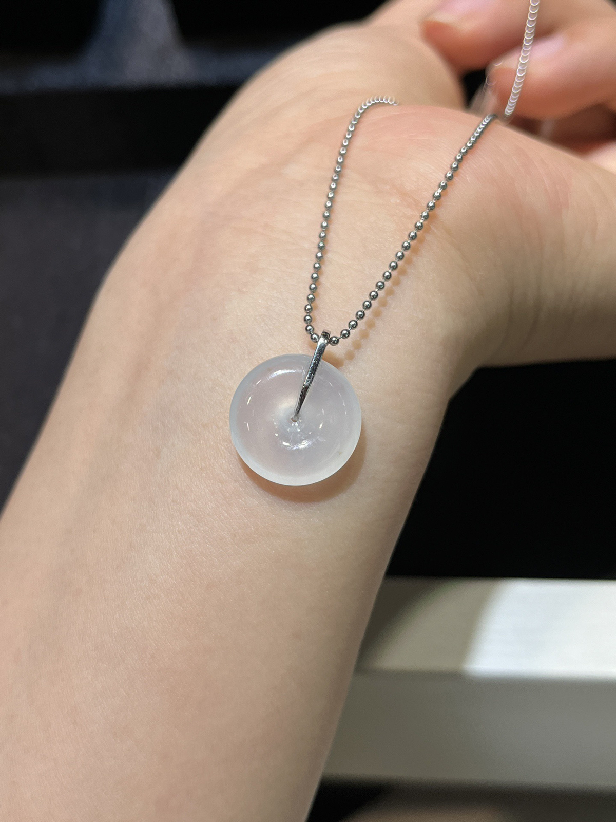 白冰平安扣……
尺寸看图一
18k金镶嵌..