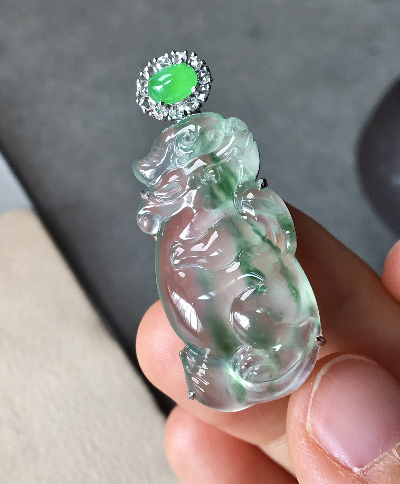 高冰飘绿貔貅，无纹裂，起光，实物更好看，裸石29.2/14.7/7整体36.6/15/7.6..