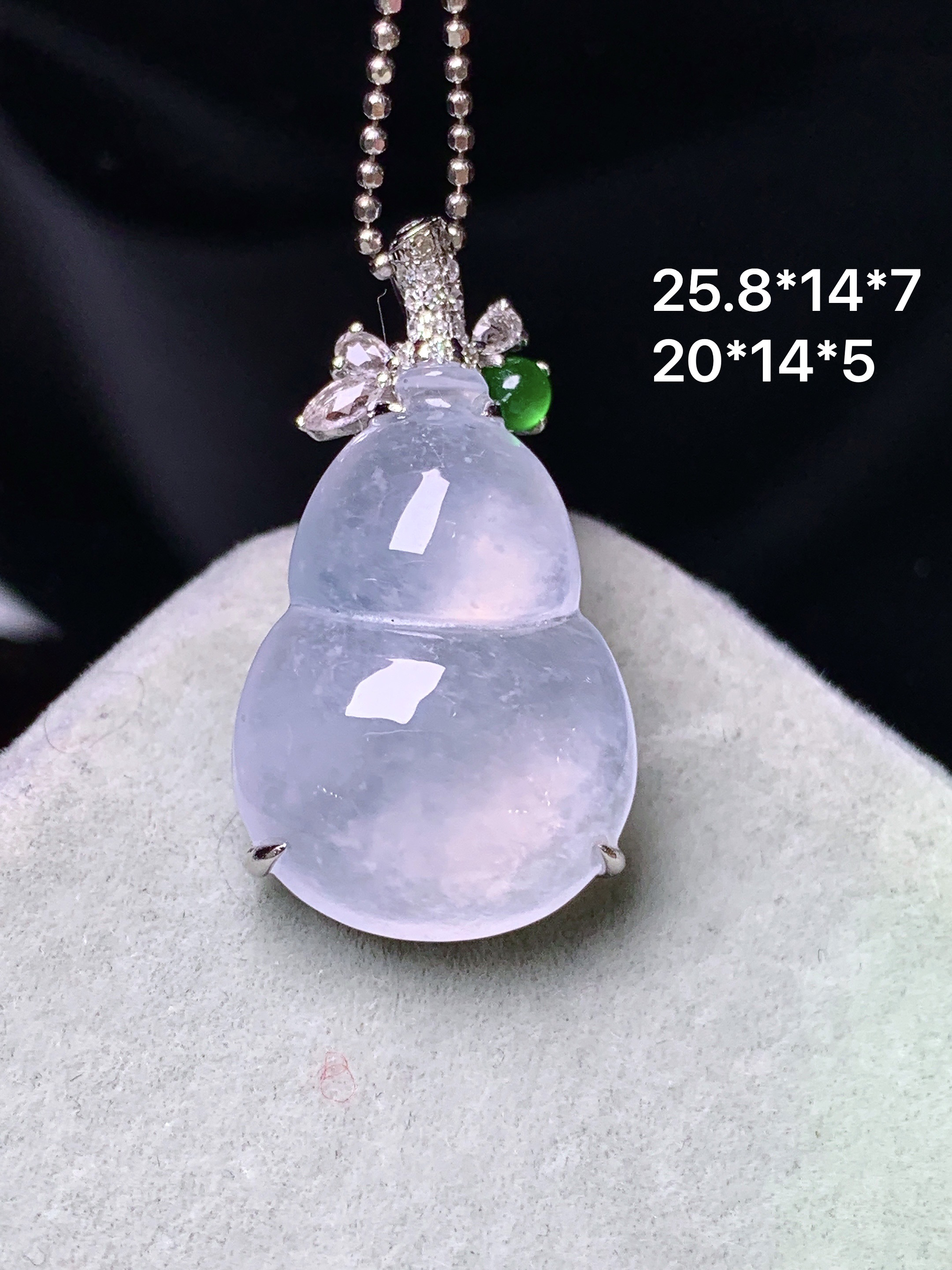 18k金钻镶嵌冰种葫芦吊坠 玉质细腻 色泽艳丽清新 水润亮眼 整体尺寸25.8*14*7yz