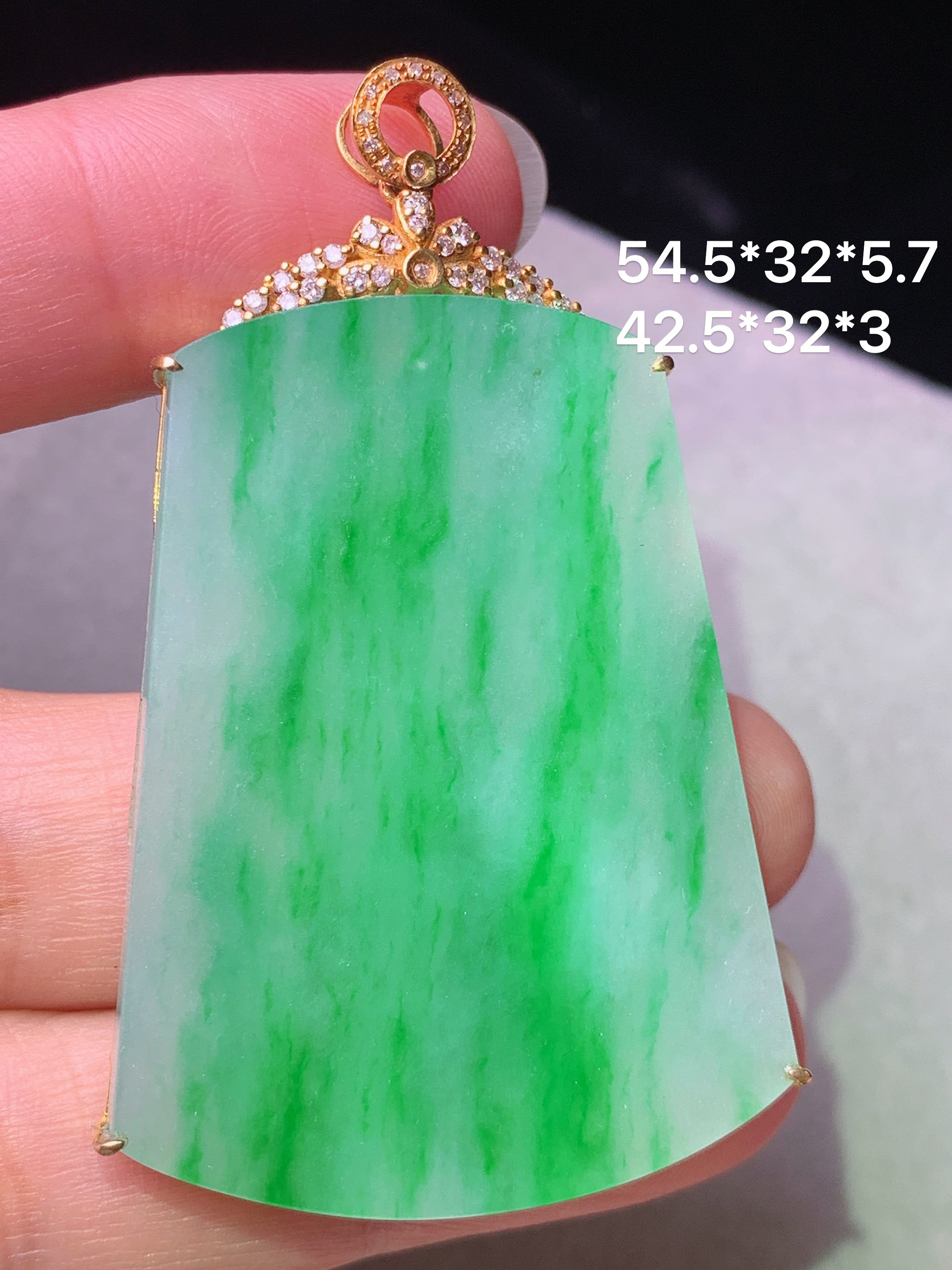 18k金钻镶嵌飘绿无事牌吊坠 玉质细腻 色泽艳丽清新 水润亮眼 整体尺寸54.5*32*5.7j3